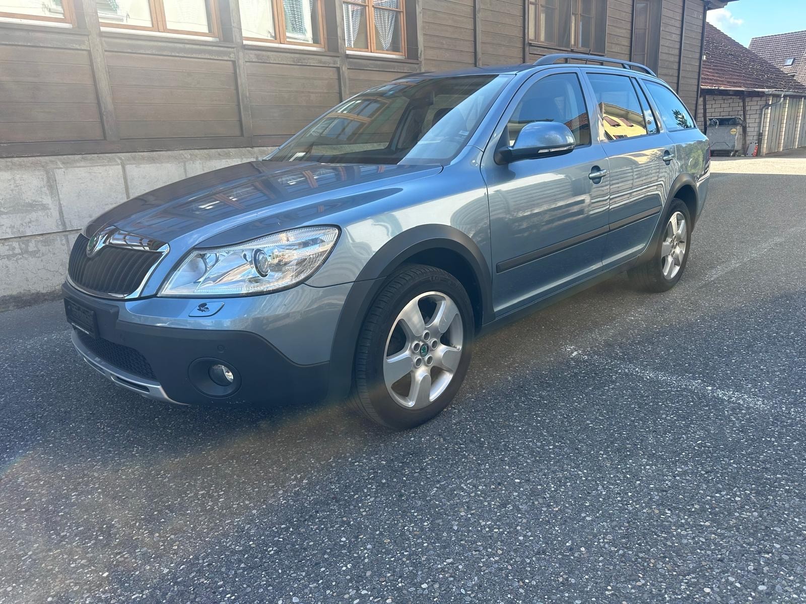 SKODA Octavia Combi 1.8 TSI Scout 4x4-image-1
