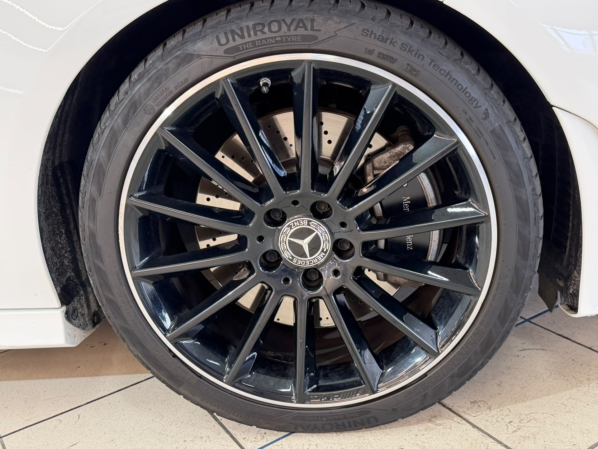 MERCEDES-BENZ CLA Shooting Brake 250 4Matic 7G-DCT AMG Line-image-4