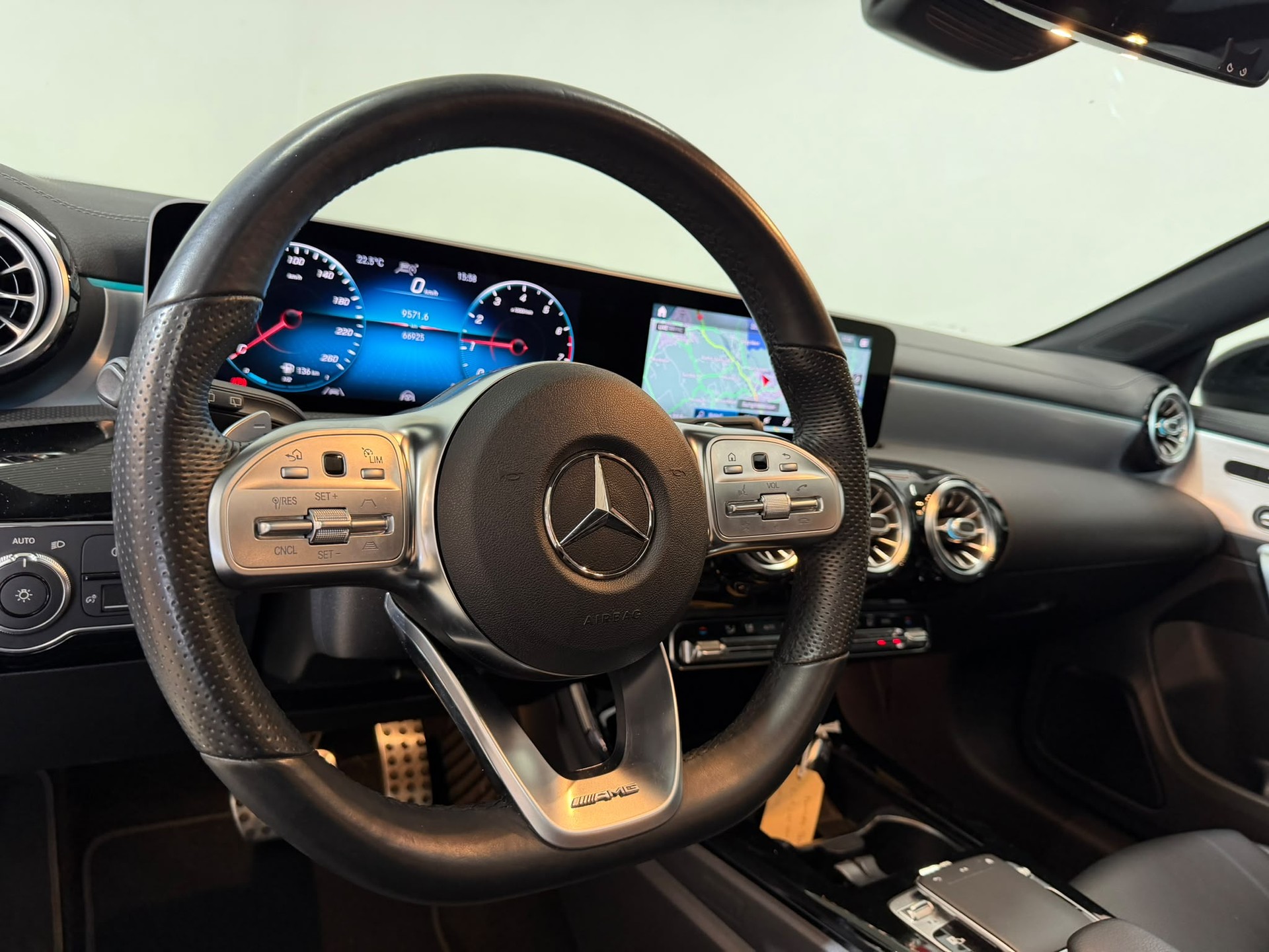 MERCEDES-BENZ CLA Shooting Brake 250 4Matic 7G-DCT AMG Line-image-5