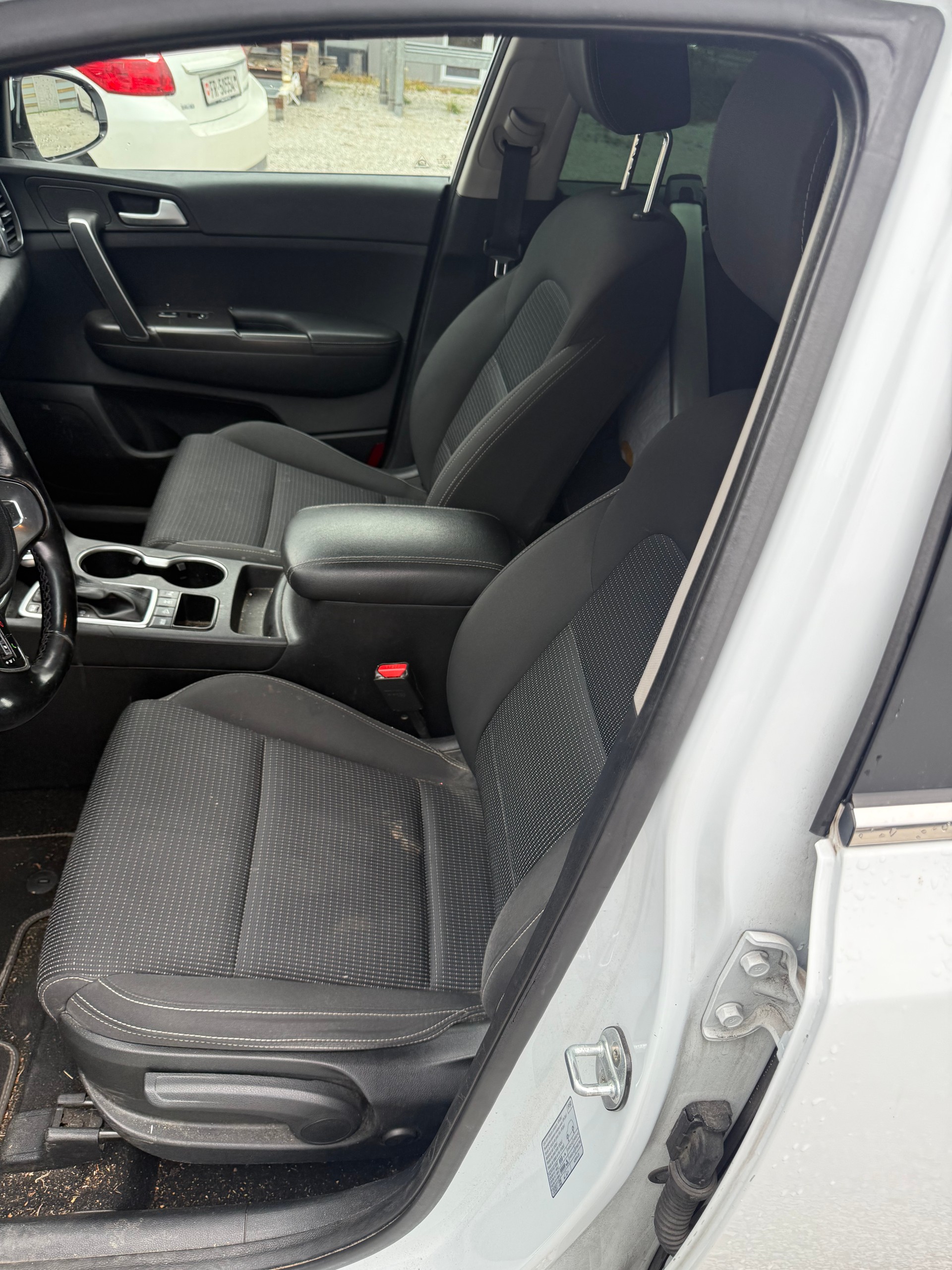 KIA Sportage 1.6 T-GDi Swiss City Line 4WD Automat-image-11