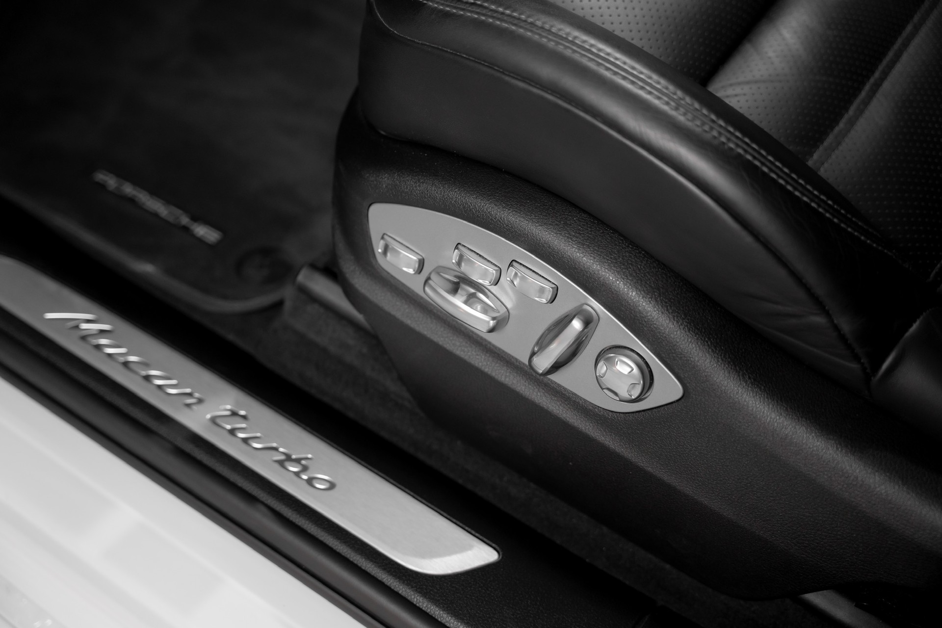PORSCHE Macan Turbo Performance PDK-image-13