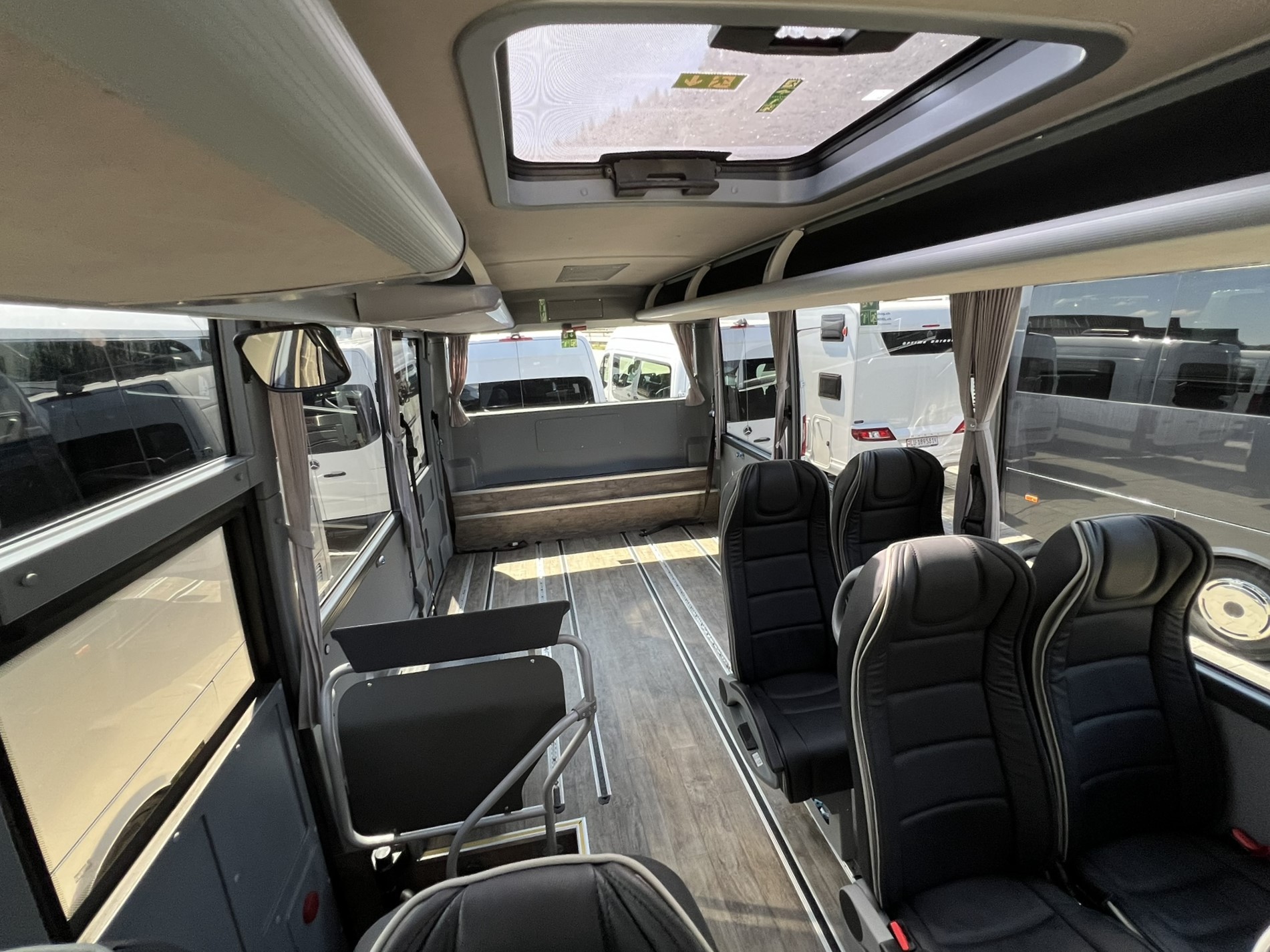 ISUZU AOS Grand Toro mit Rollstuhllift-image-12