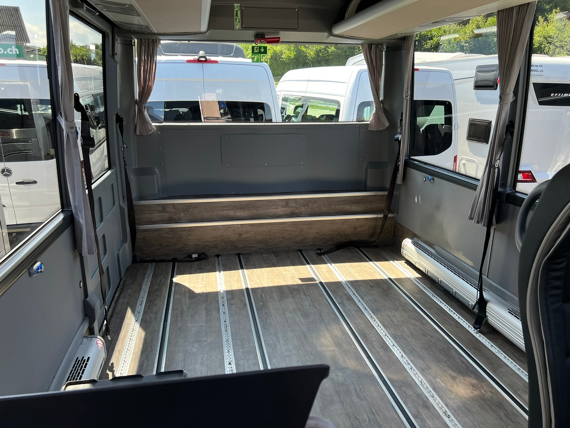 ISUZU AOS Grand Toro mit Rollstuhllift-image-13