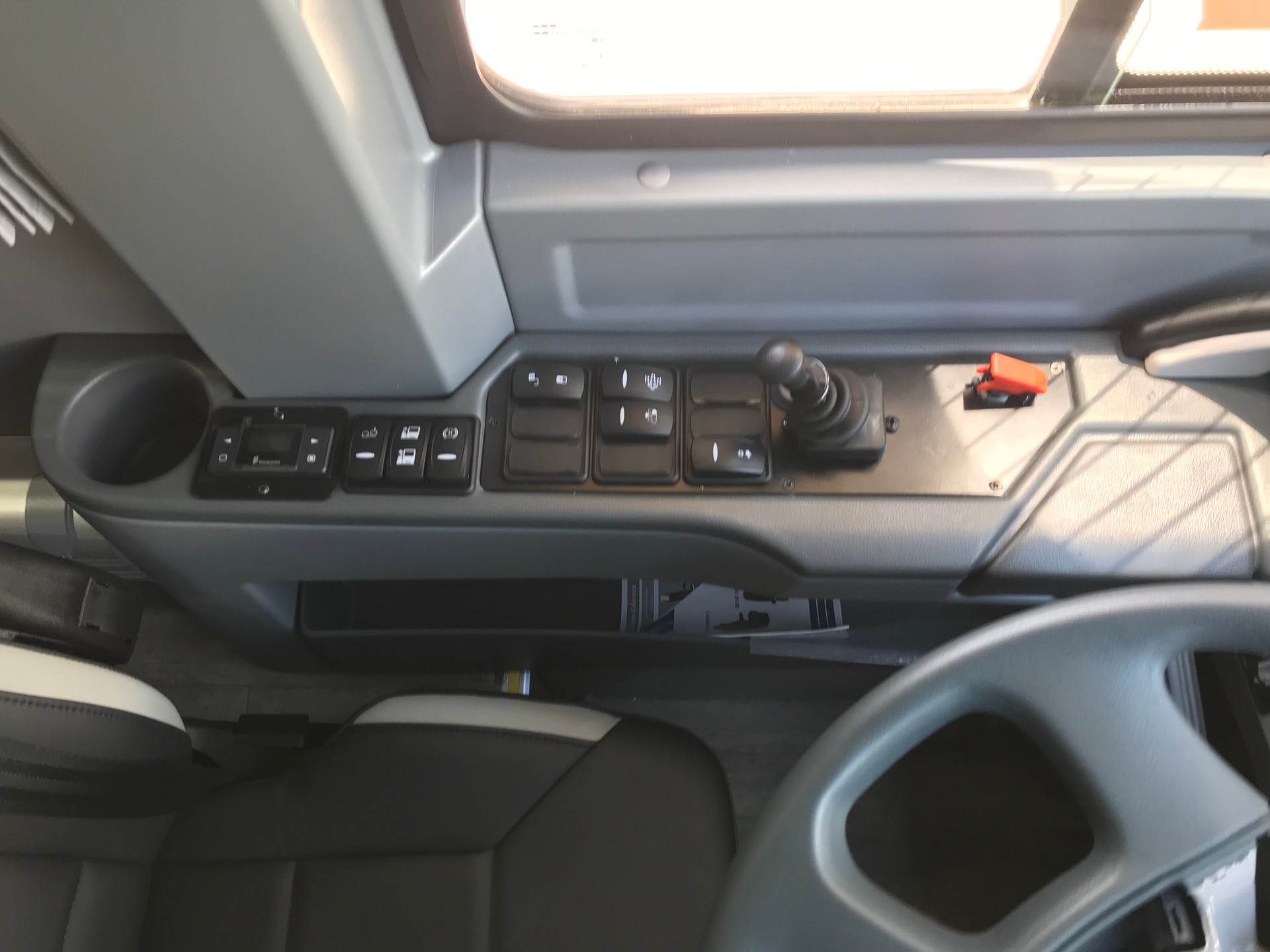 ISUZU AOS Grand Toro mit Rollstuhllift-image-8