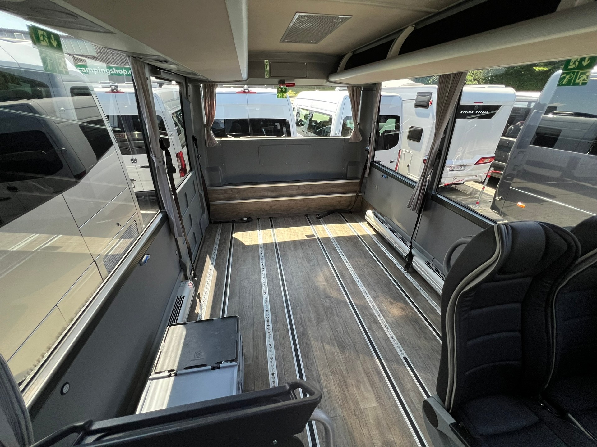 ISUZU AOS Grand Toro mit Rollstuhllift-image-14