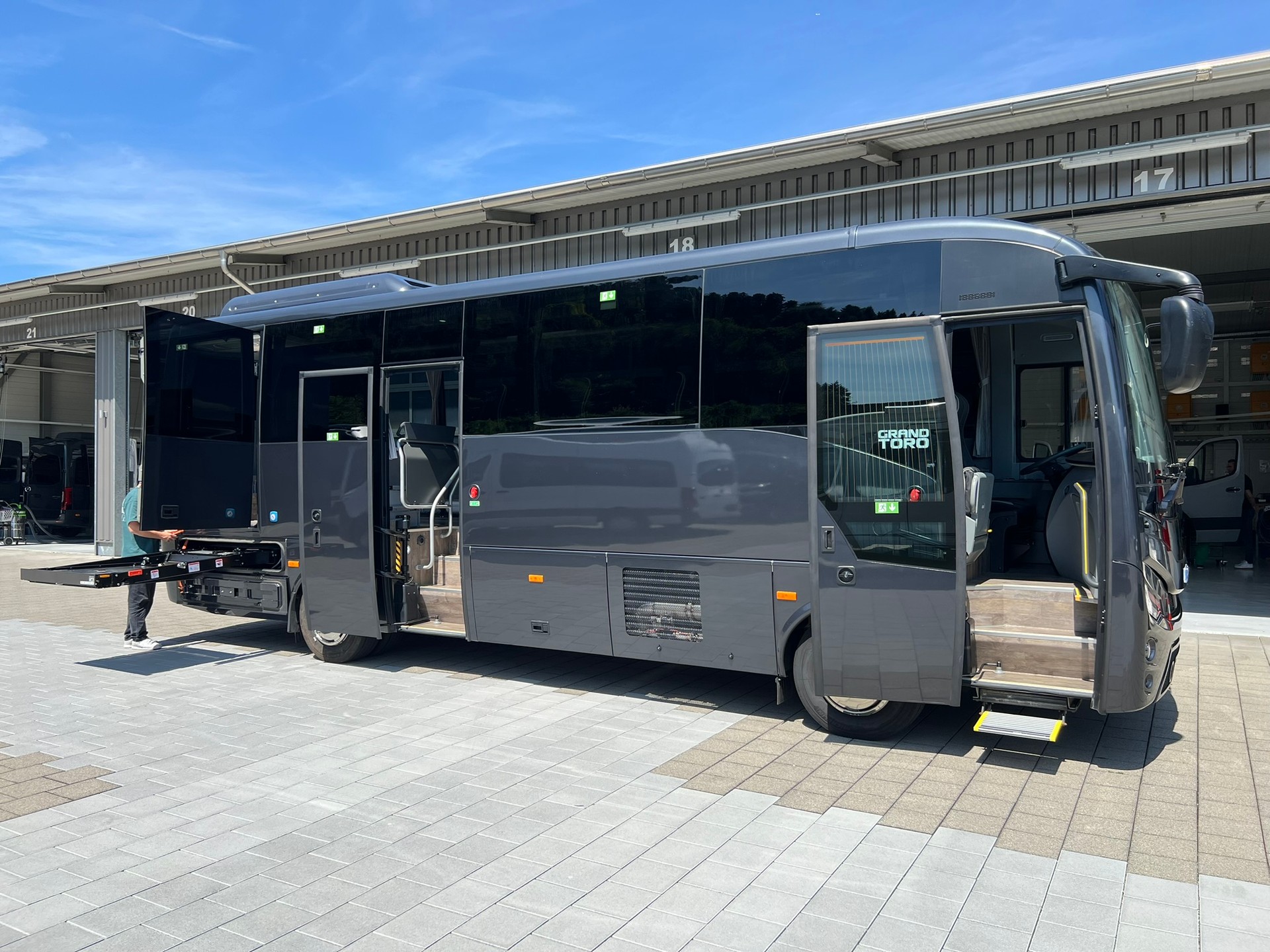 ISUZU AOS Grand Toro mit Rollstuhllift-image-0