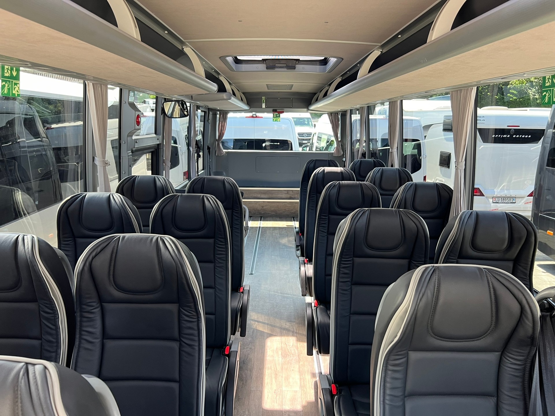 ISUZU AOS Grand Toro mit Rollstuhllift-image-10