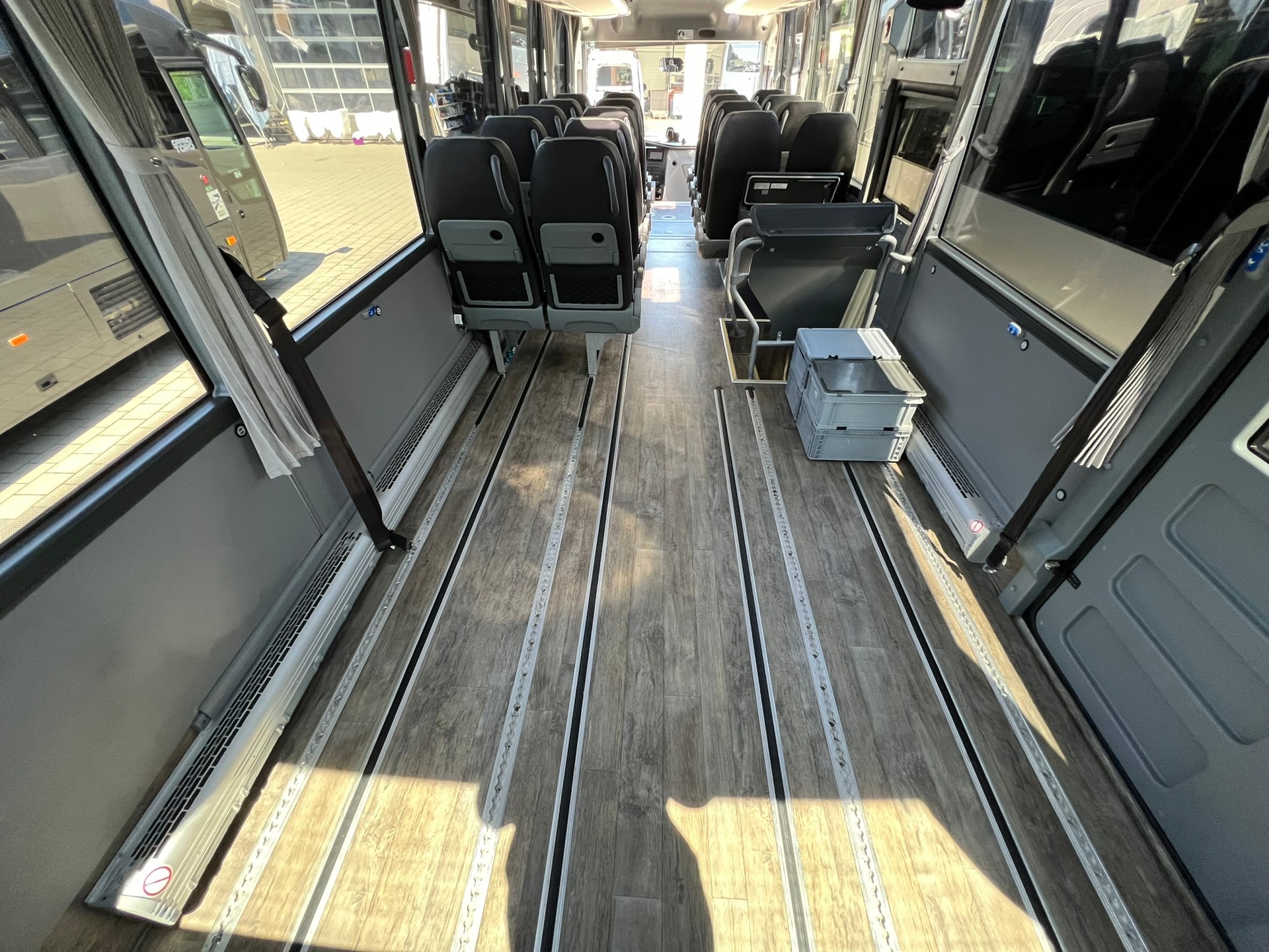 ISUZU AOS Grand Toro mit Rollstuhllift-image-15