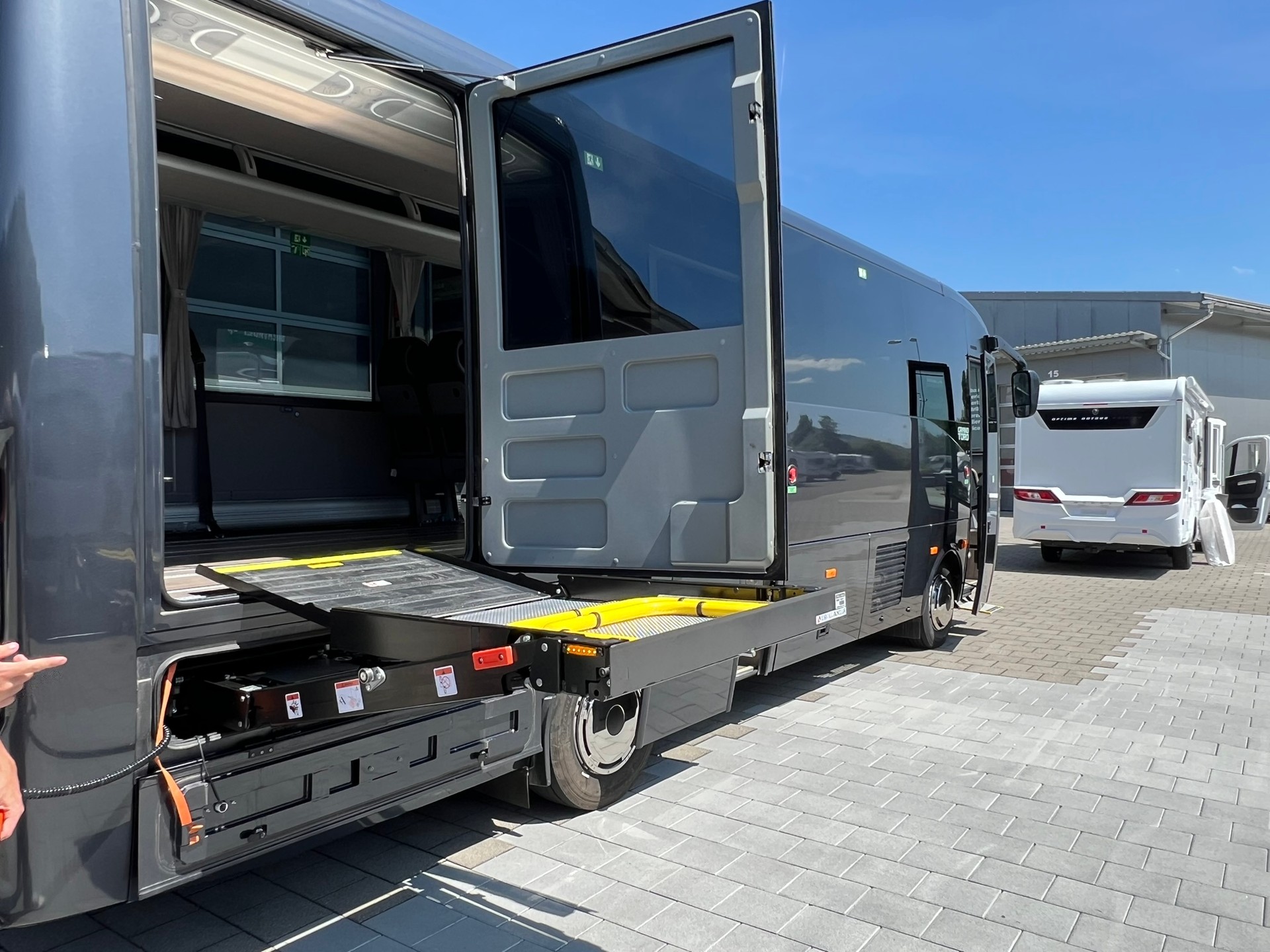 ISUZU AOS Grand Toro mit Rollstuhllift-image-3