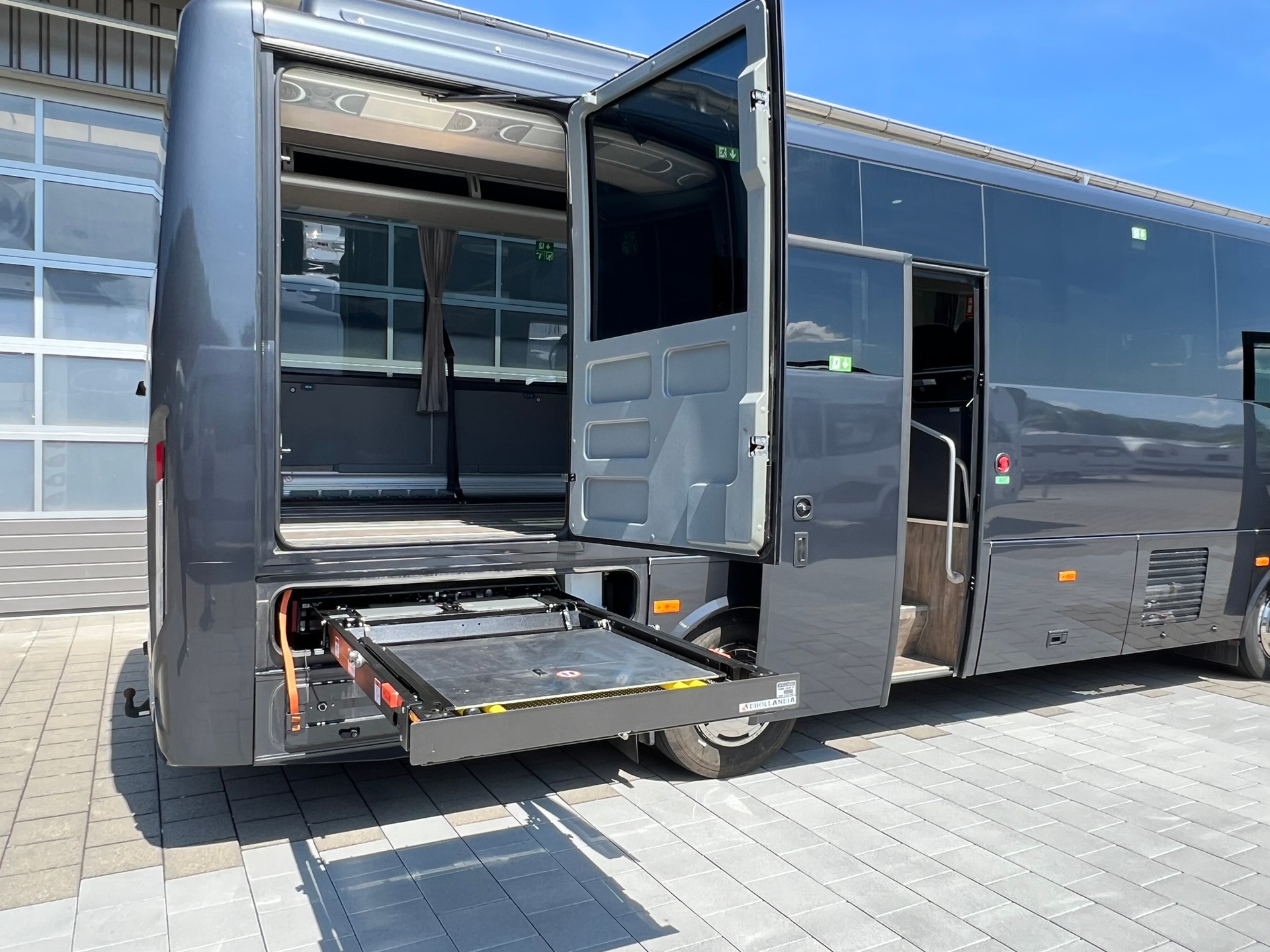 ISUZU AOS Grand Toro mit Rollstuhllift-image-1