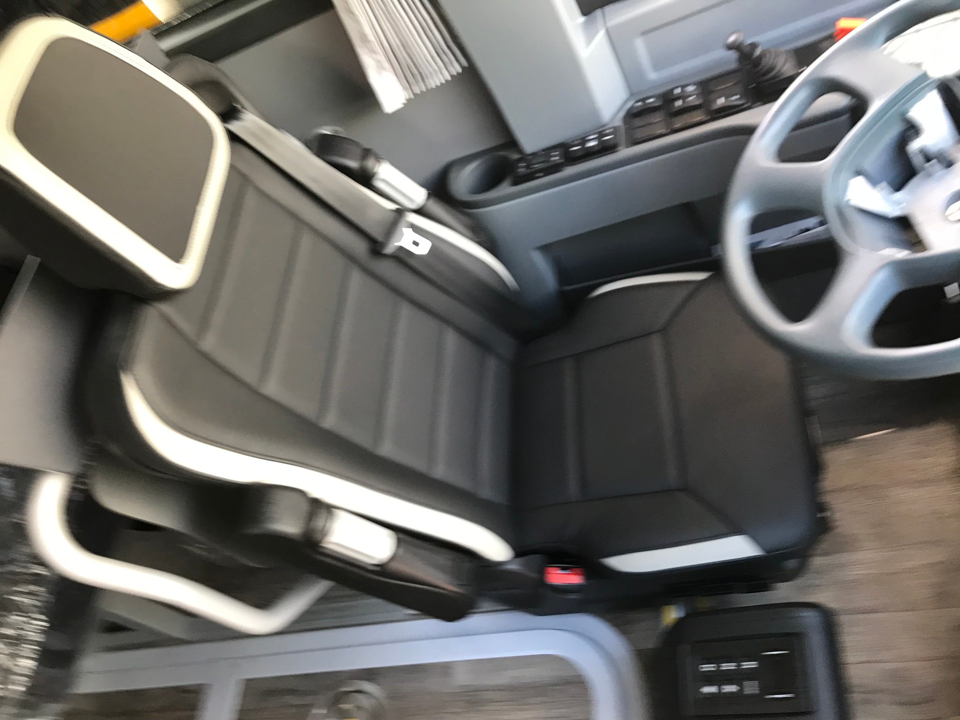 ISUZU AOS Grand Toro mit Rollstuhllift-image-6