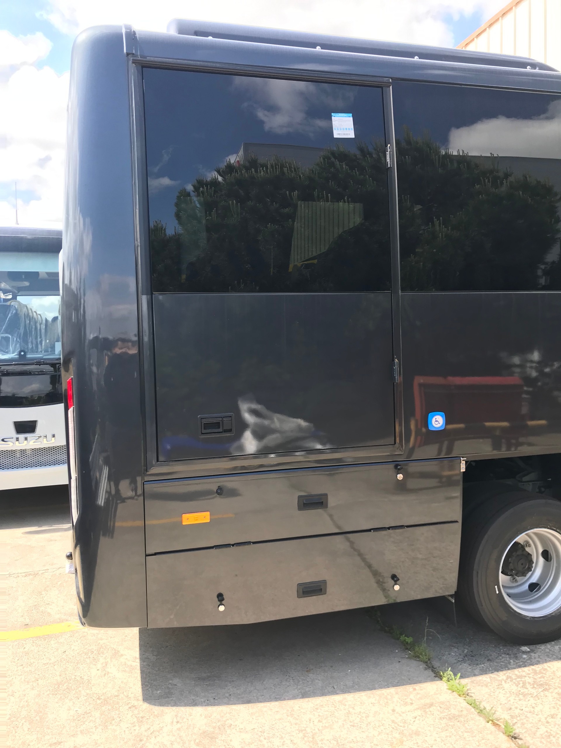ISUZU AOS Grand Toro mit Rollstuhllift-image-4