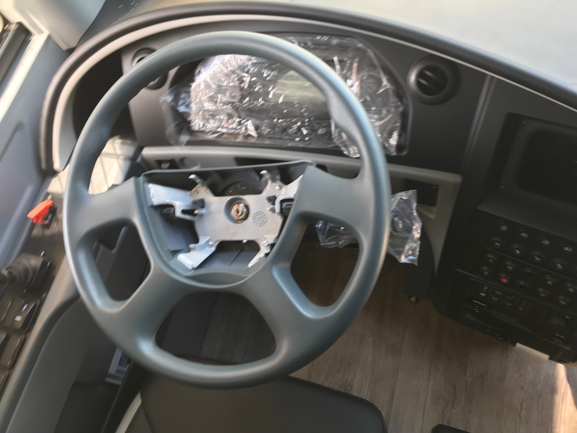 ISUZU AOS Grand Toro mit Rollstuhllift-image-7