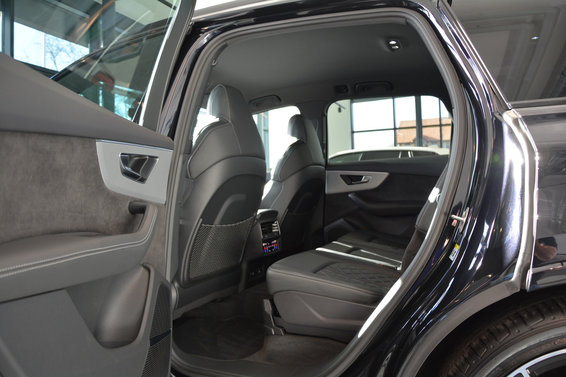 AUDI SQ7 TFSI quattro tiptronic-image-10