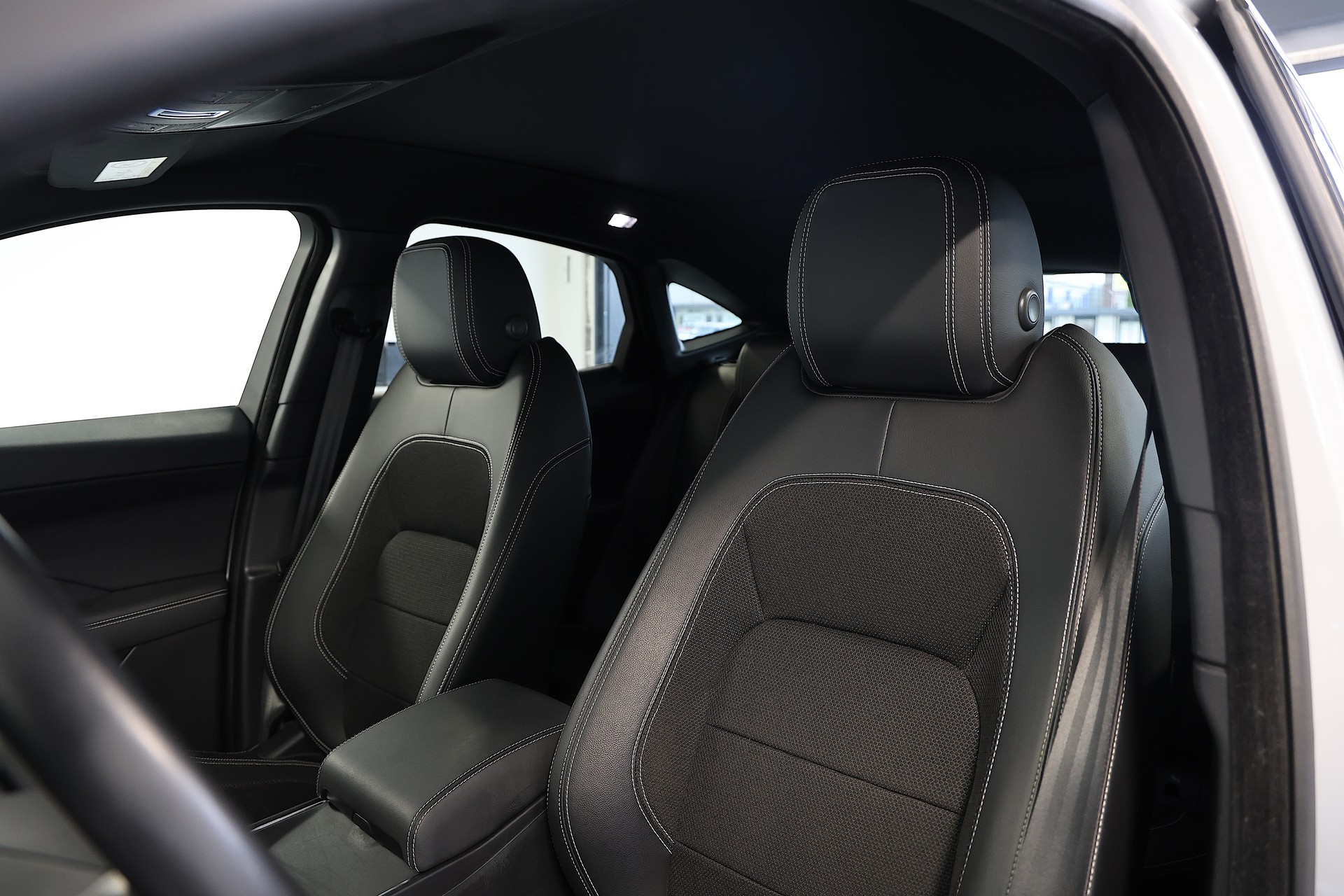 JAGUAR E-Pace 2.0d D150 R-Dynamic AWD Automatik-image-6