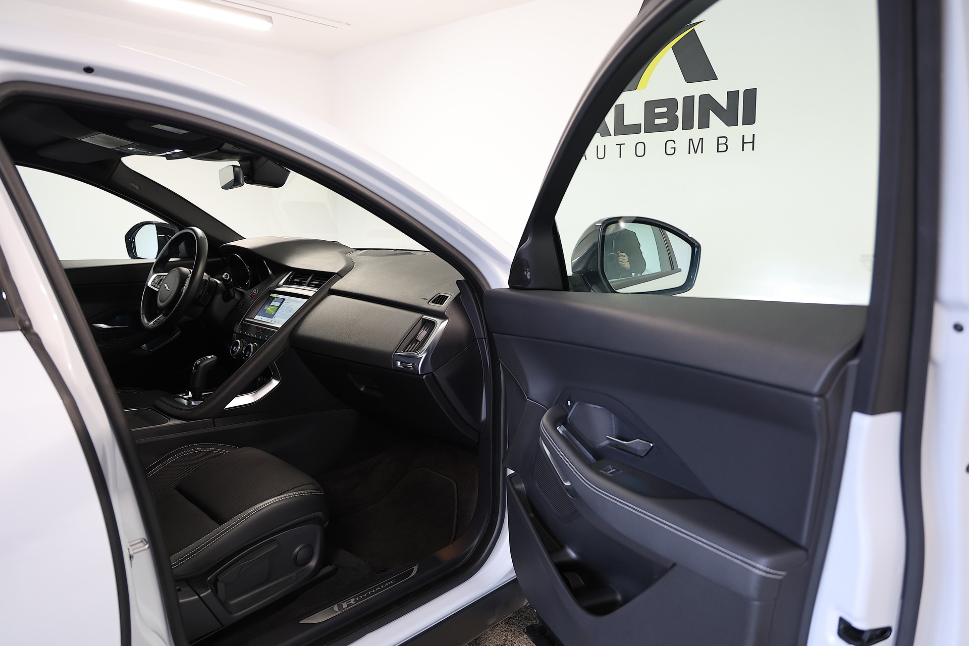 JAGUAR E-Pace 2.0d D150 R-Dynamic AWD Automatik-image-9