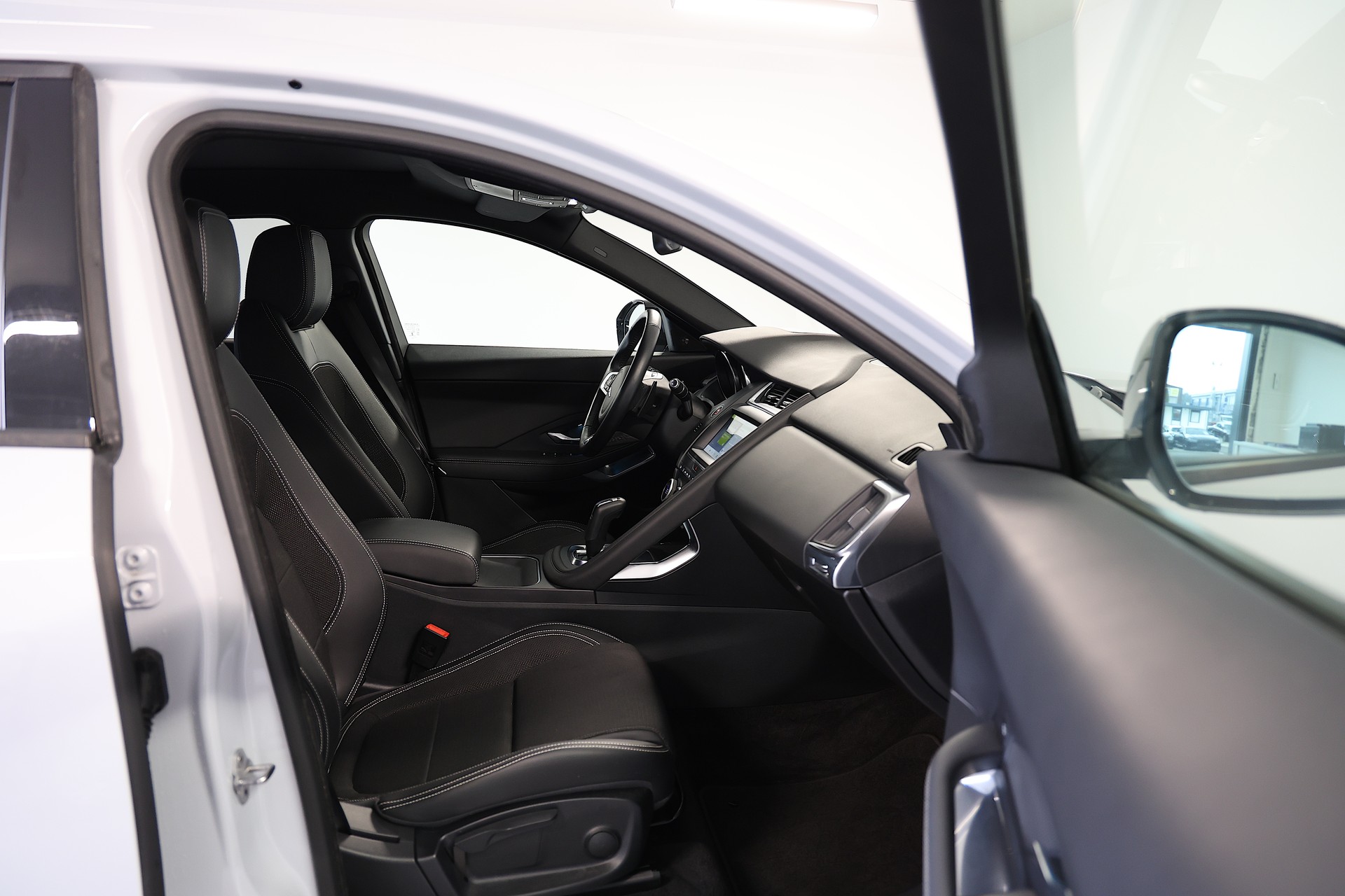 JAGUAR E-Pace 2.0d D150 R-Dynamic AWD Automatik-image-10