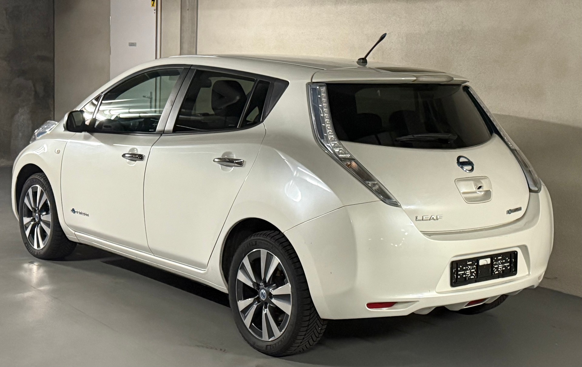 NISSAN Leaf tekna 24kWh (incl battery)-showroom-element-3