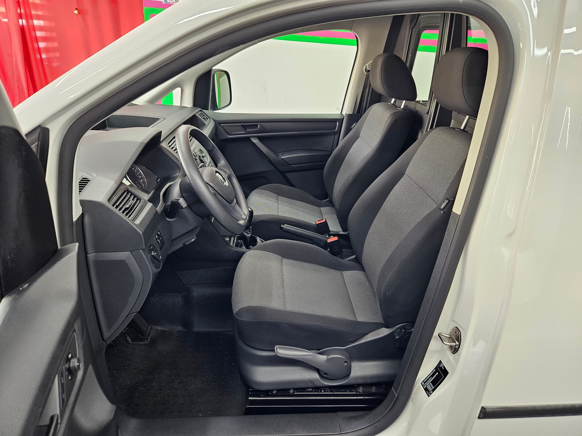 VW Caddy 1.2 TSI BlueMotion Technology-image-9