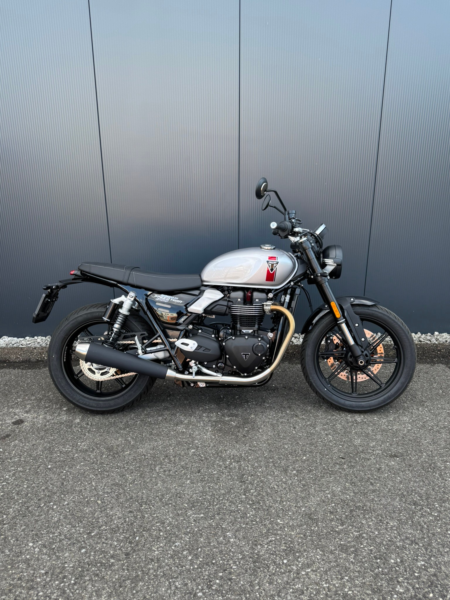 TRIUMPH 900