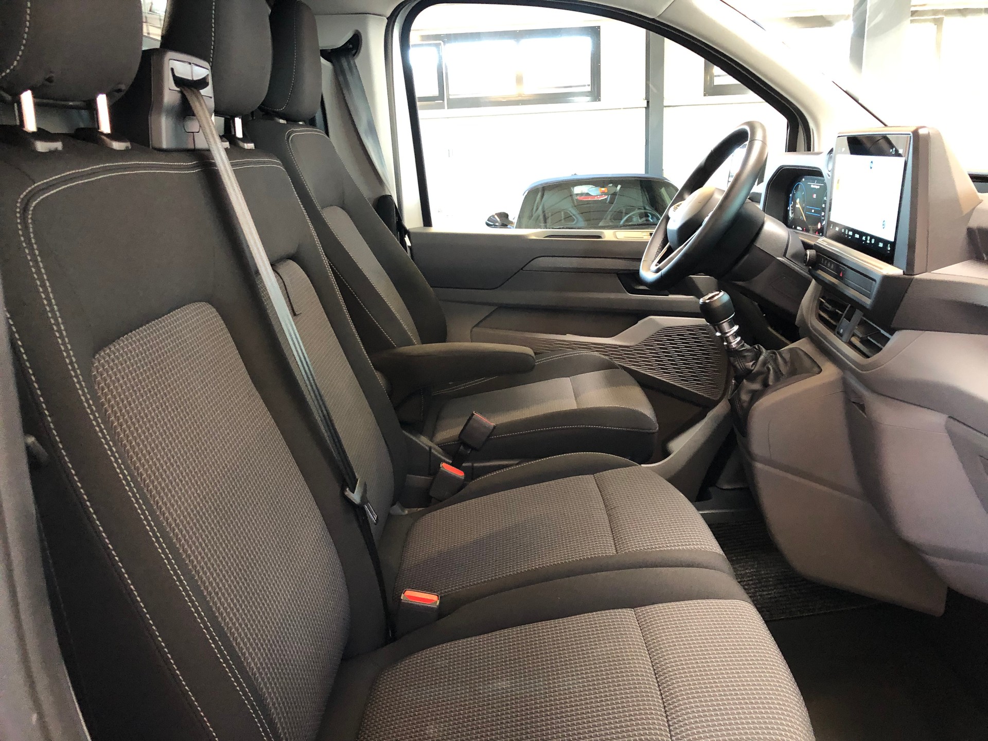 VW Transporter T7 2.0 TDI Lang-image-11