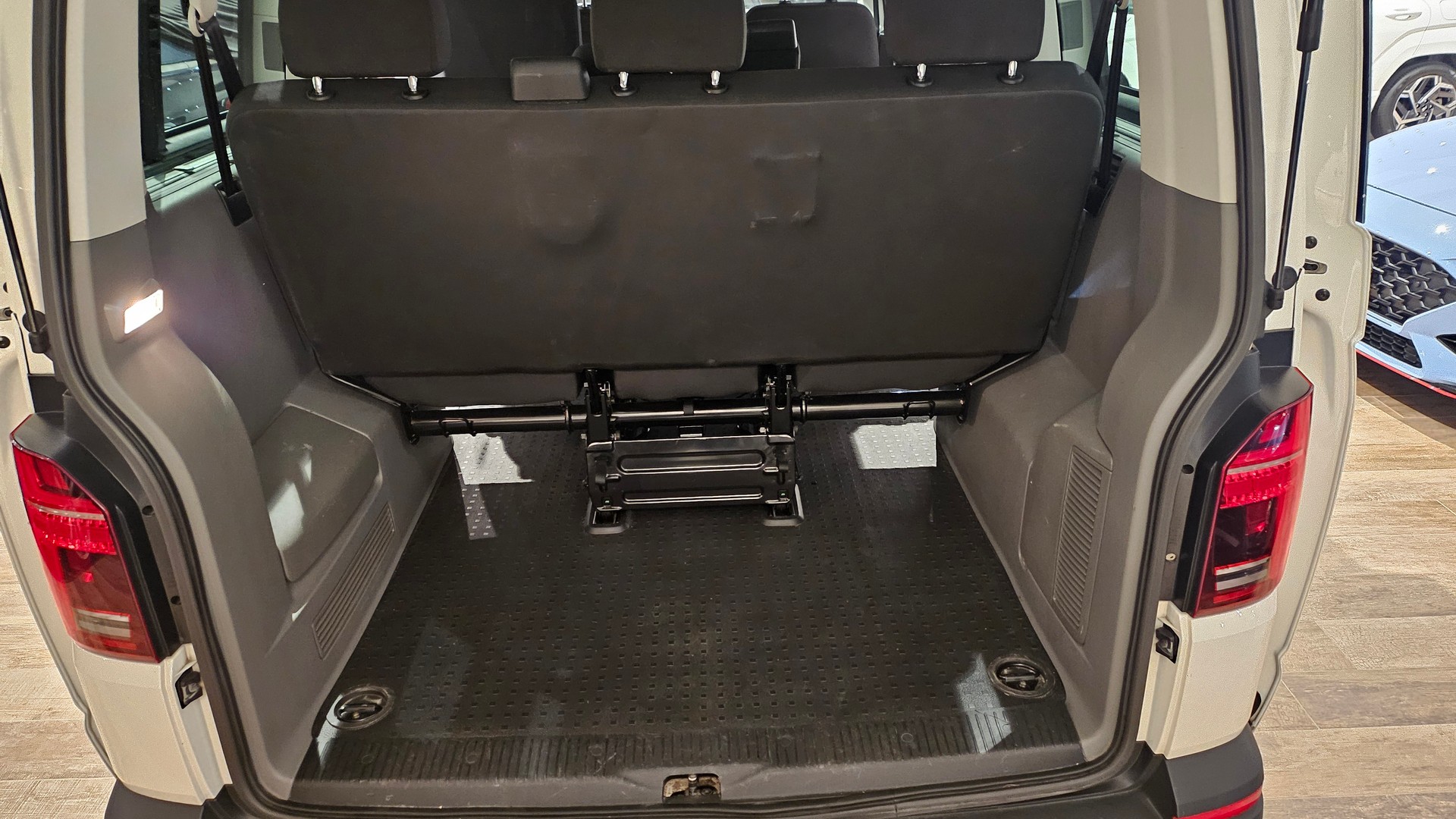 VW T6.1 2.0 TDI 4Motion Trendline-image-16