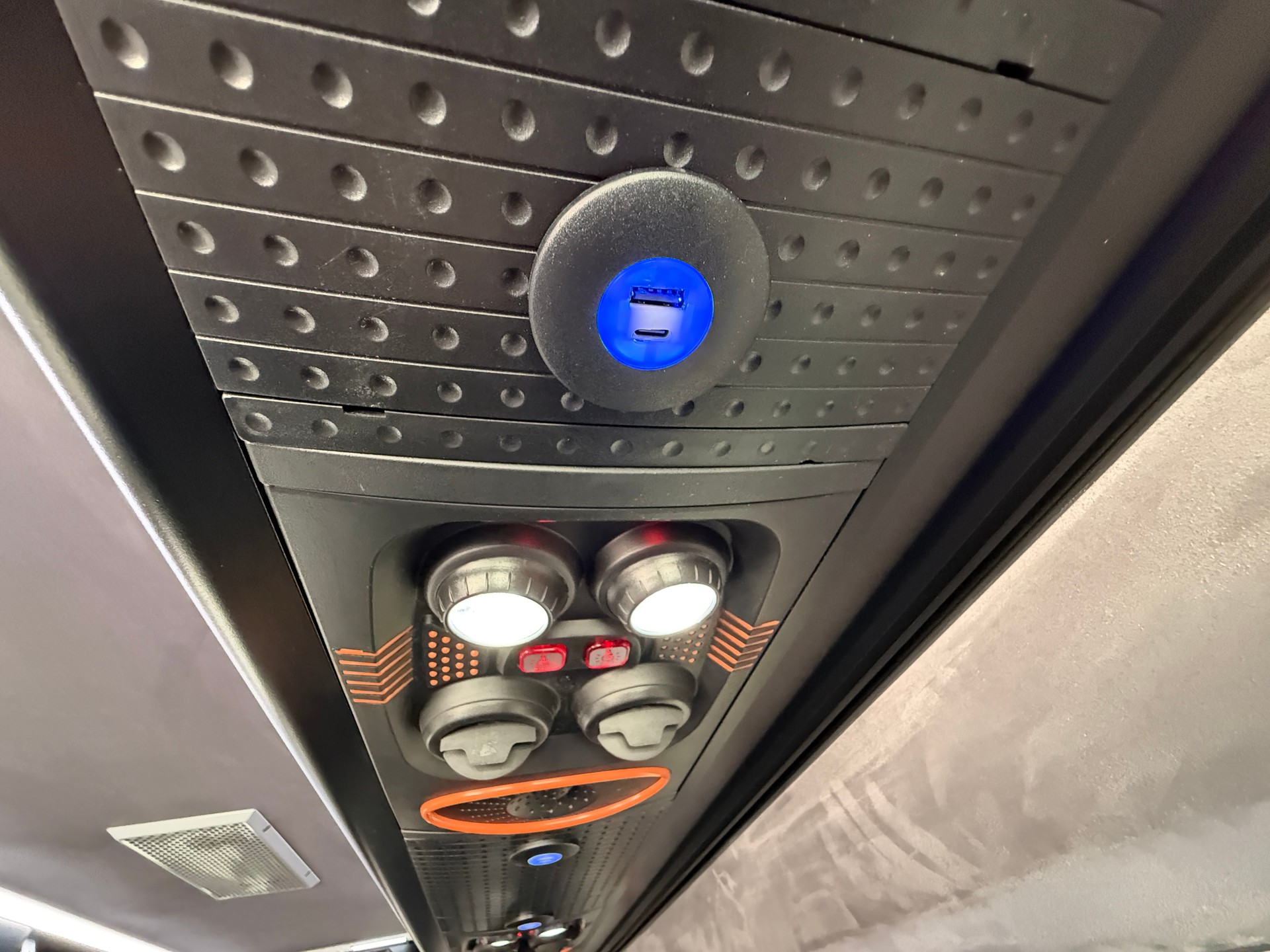 MERCEDES-BENZ VIP Sprinter 519 Stufendoppelverglasung-image-8