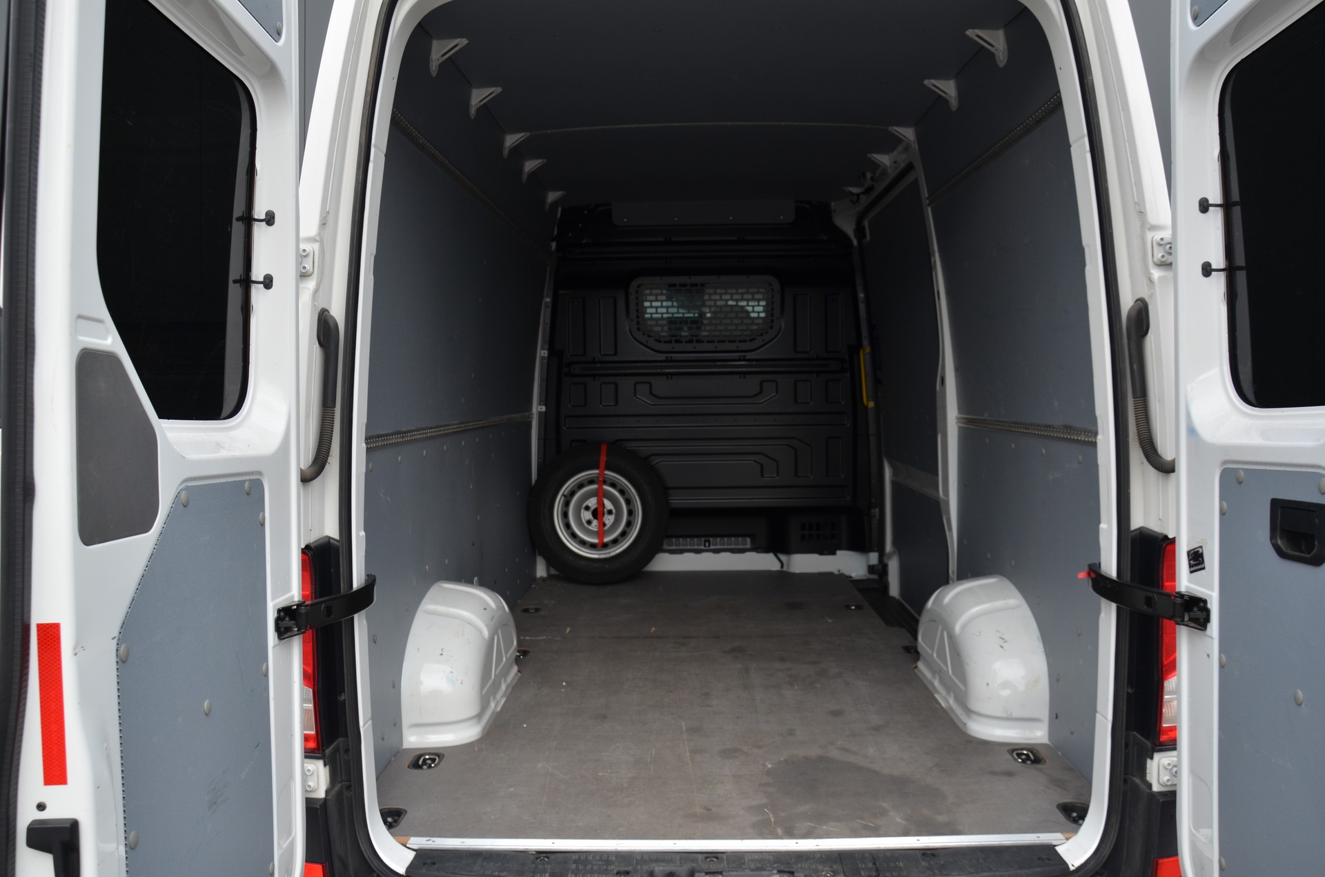 VW Crafter 35 2.0 BiTDI Entry L3 A-image-8