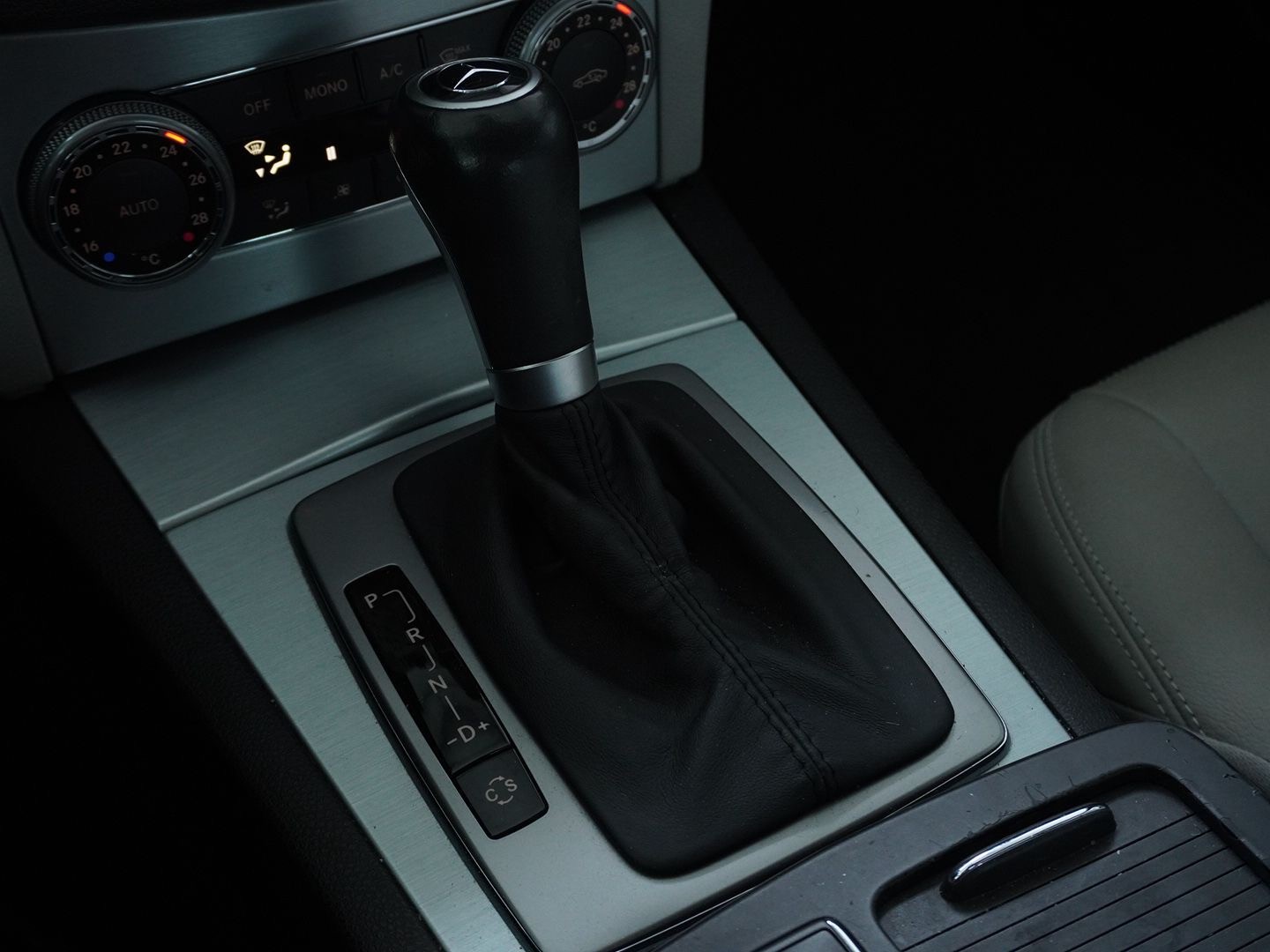 MERCEDES-BENZ C 300 (280) Avantgarde 4Matic 7G-Tronic-image-7
