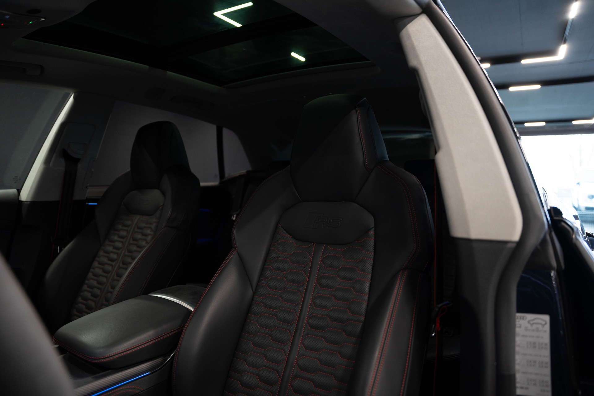 AUDI RSQ8 quattro tiptronic / CH Auto / Gratis Service / Werksgarantie / Vollausstattung / Schiebedach-image-10