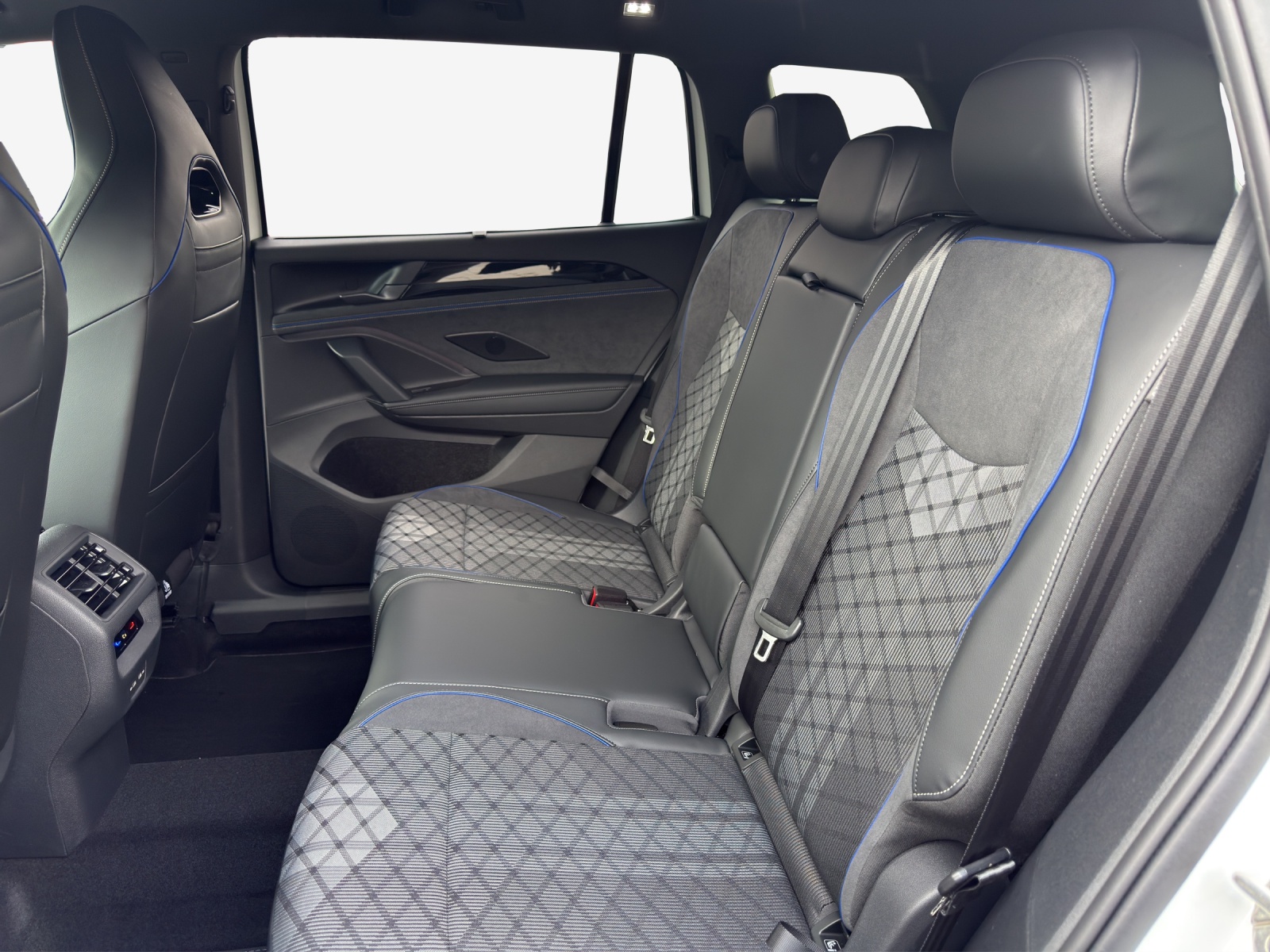 VW Tayron 1.5 TSI evo2 eHybrid R-Line DSG-image-11