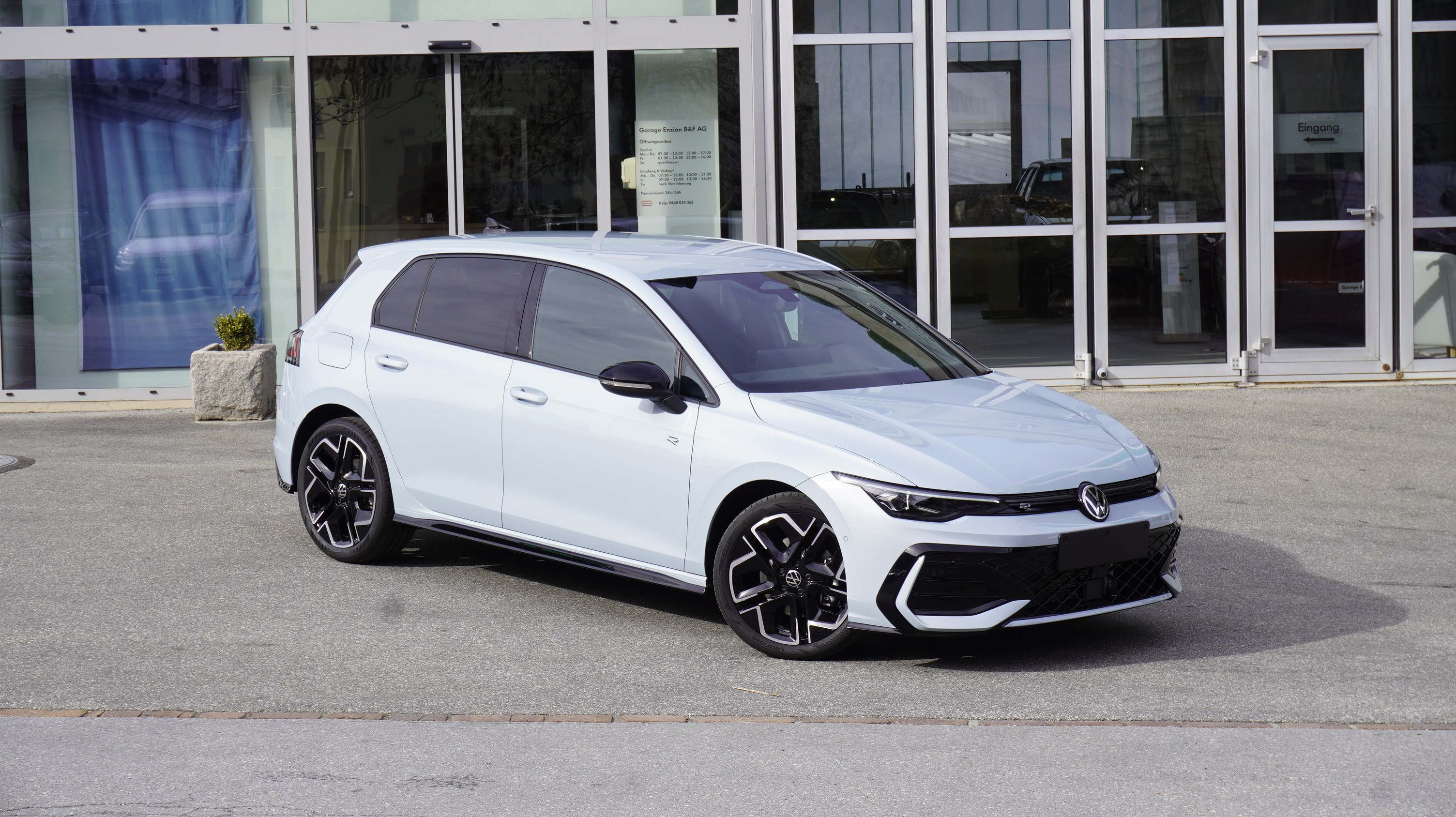 VW Golf 2.0 TSI R-Line (Sedan)