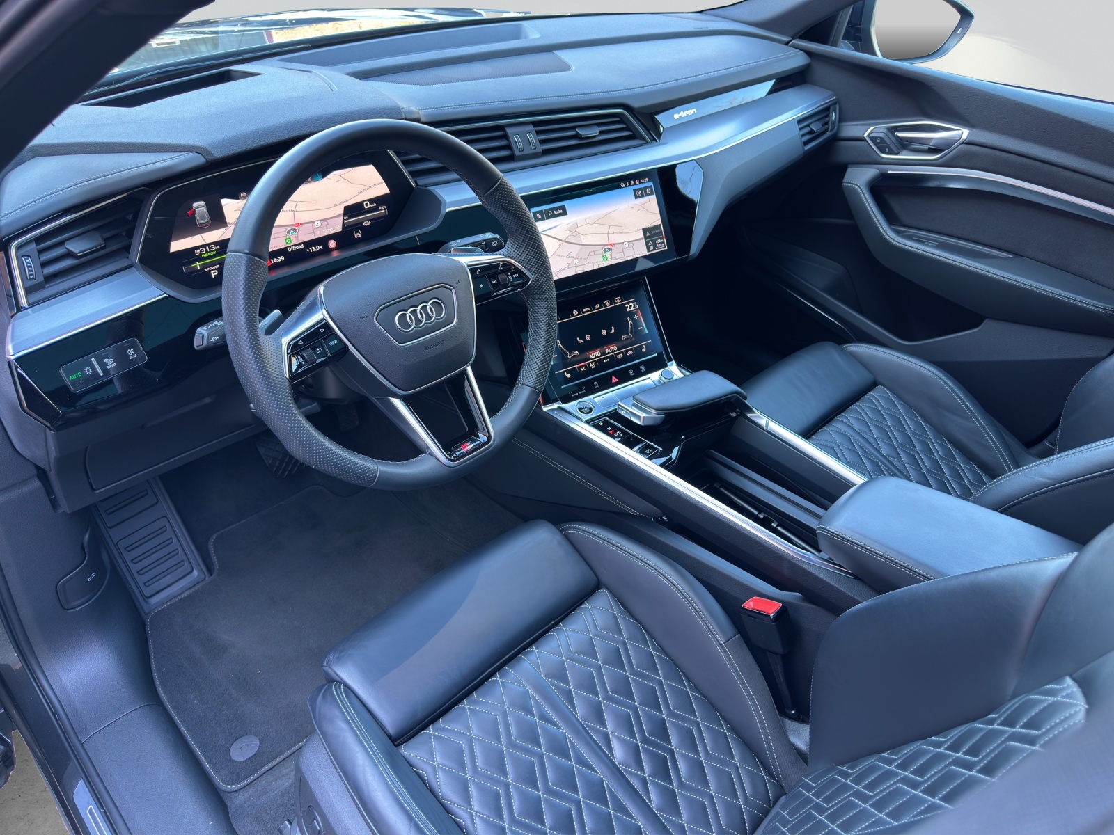 AUDI e-tron 55 S Line Black Edition quattro-image-4