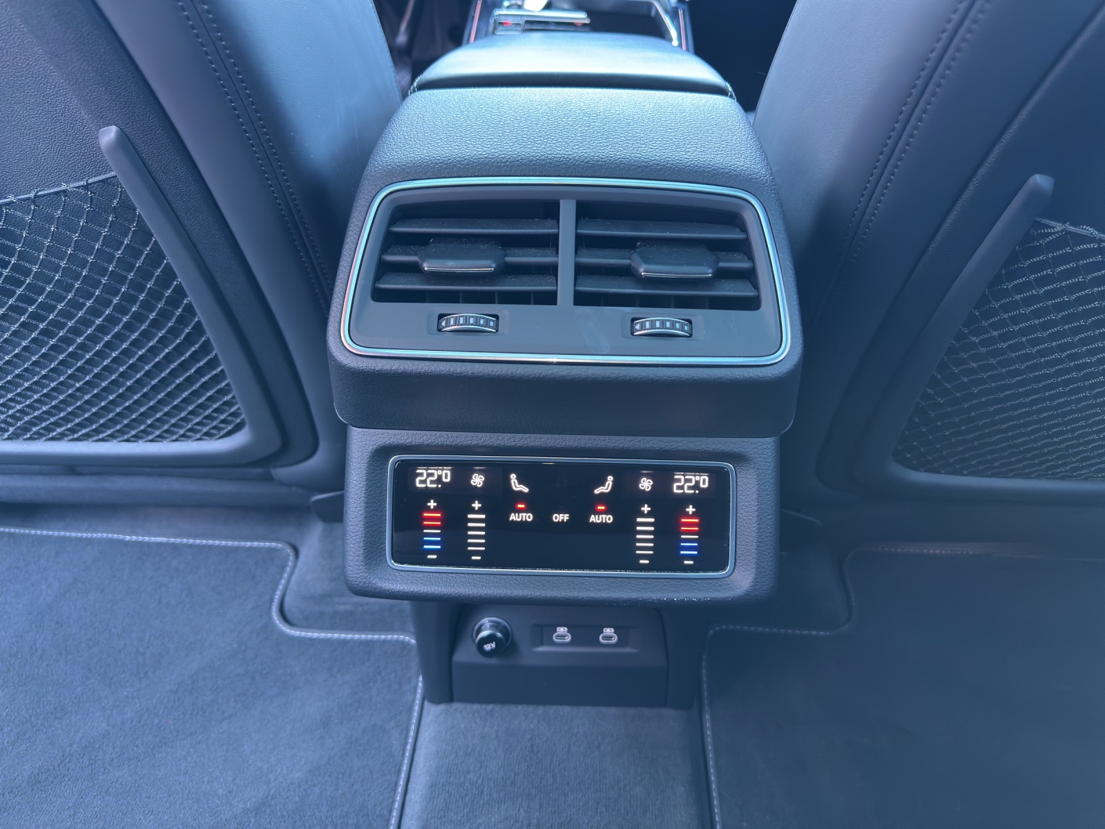 AUDI e-tron 55 S Line Black Edition quattro-image-19