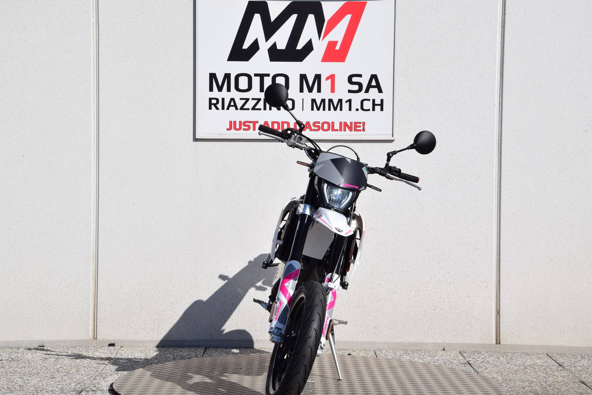 FANTIC Motard 125 Performance Pink Edition-showroom-element-2