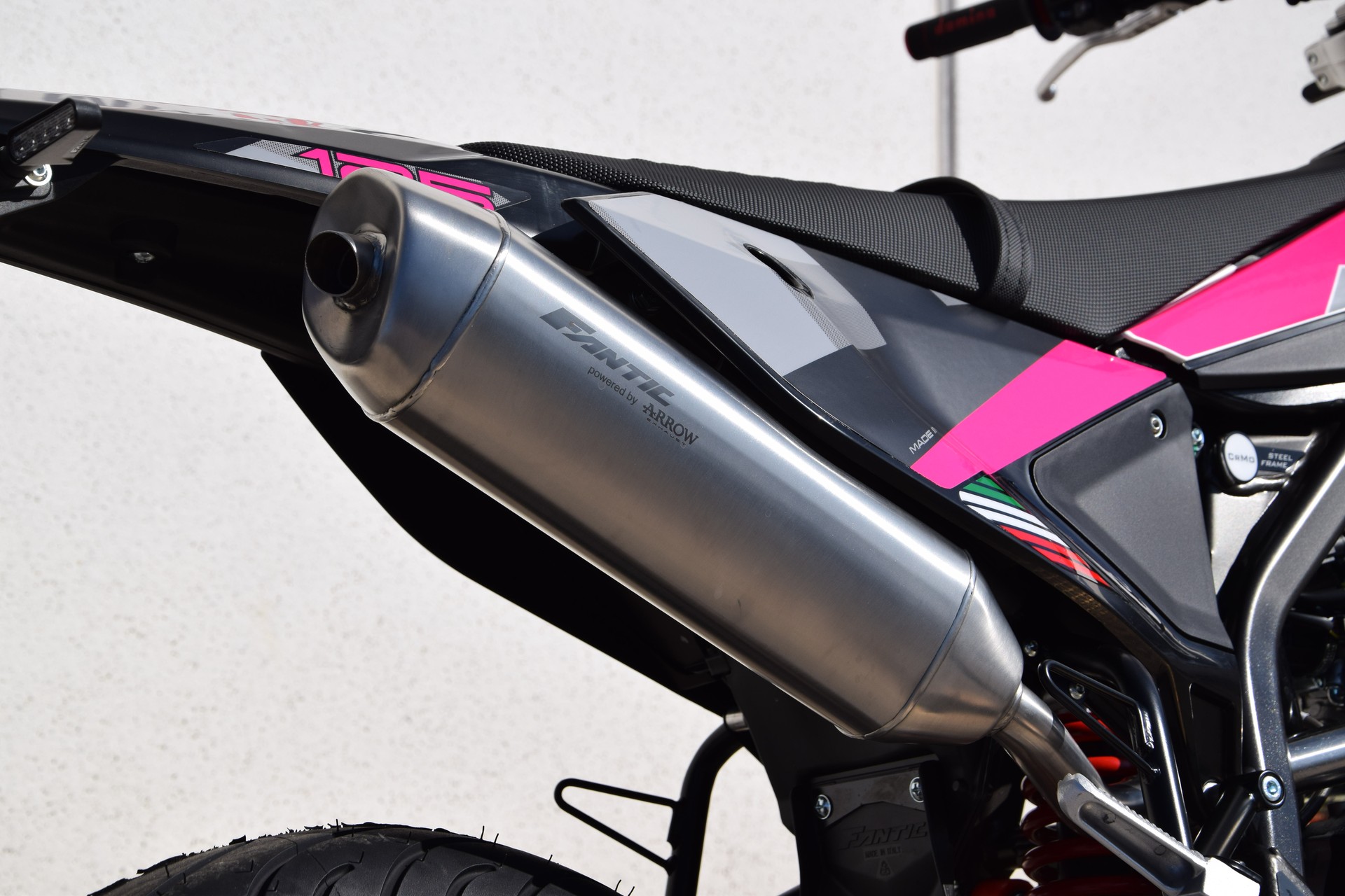 FANTIC Motard 125 Performance Pink Edition-image-10