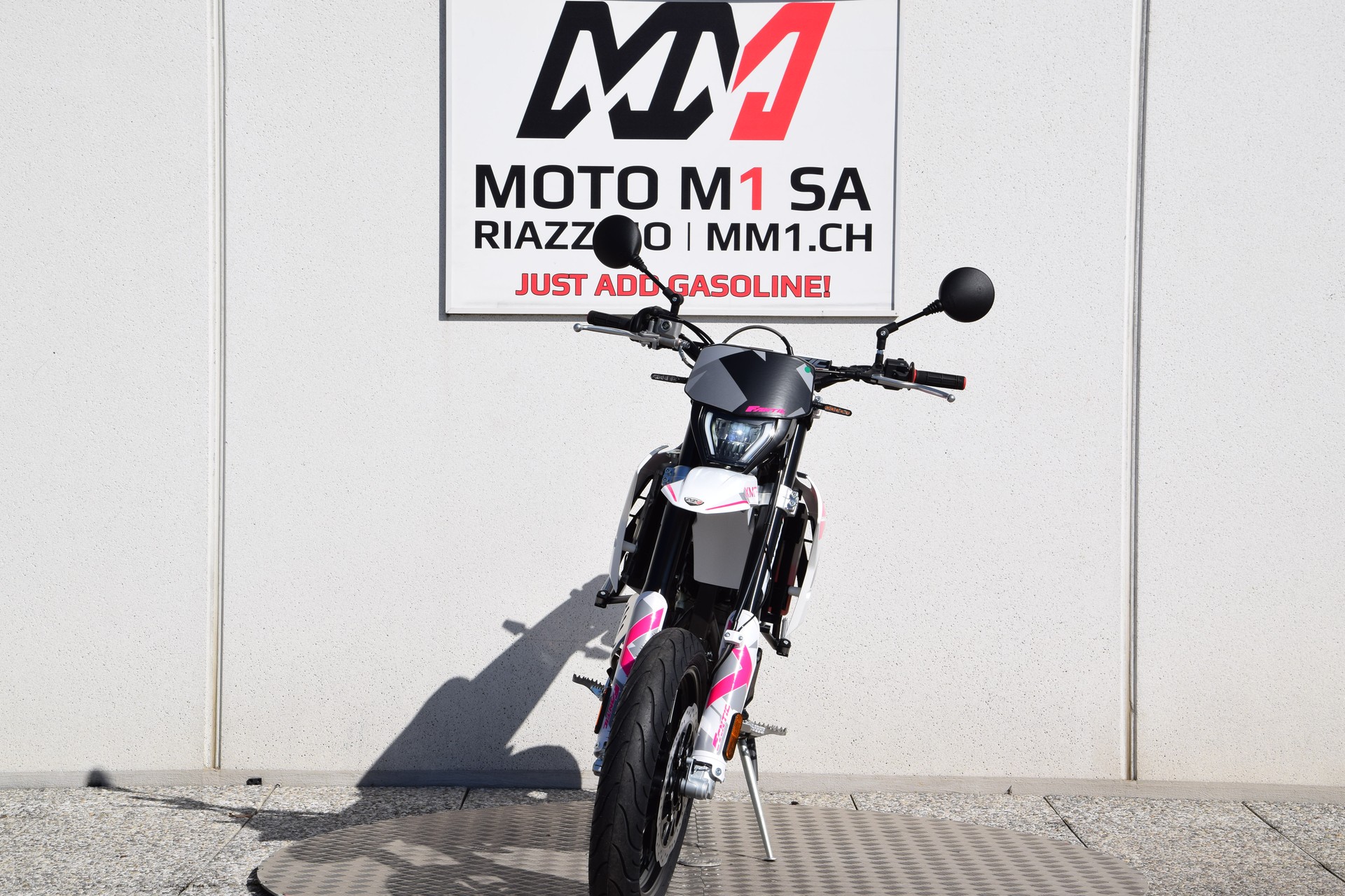 FANTIC Motard 125 Performance Pink Edition-showroom-element-3