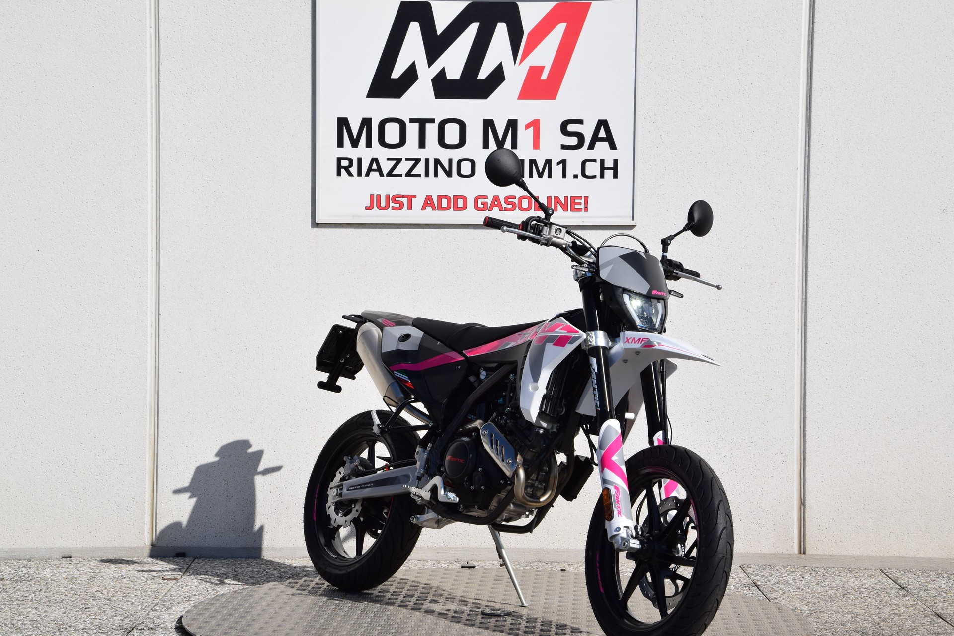 FANTIC Motard 125 Performance Pink Edition-showroom-element-1