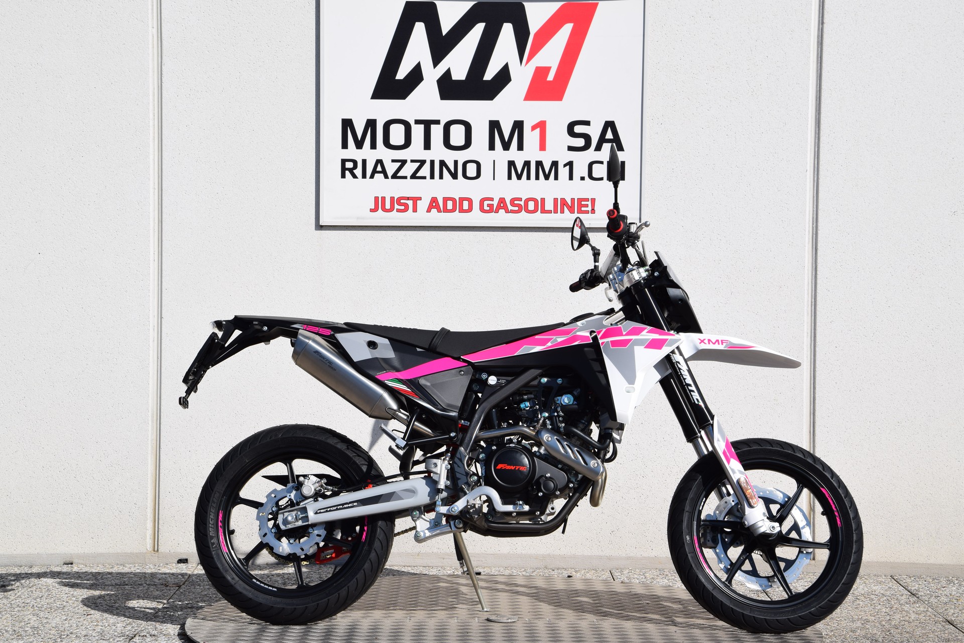 FANTIC Motard 125 Performance Pink Edition