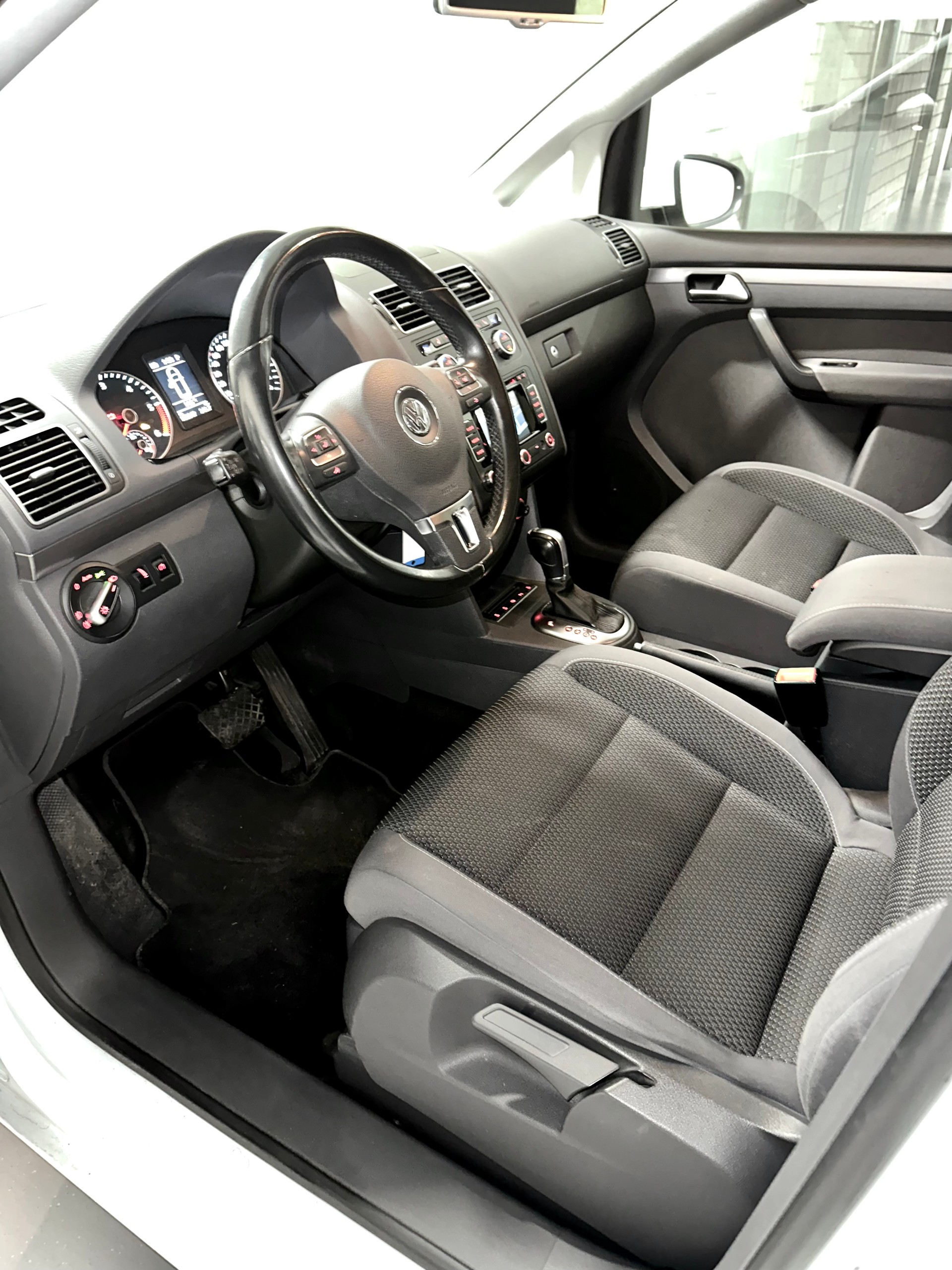 VW Touran 2.0 TDI BMT Comfortline DSG-image-10