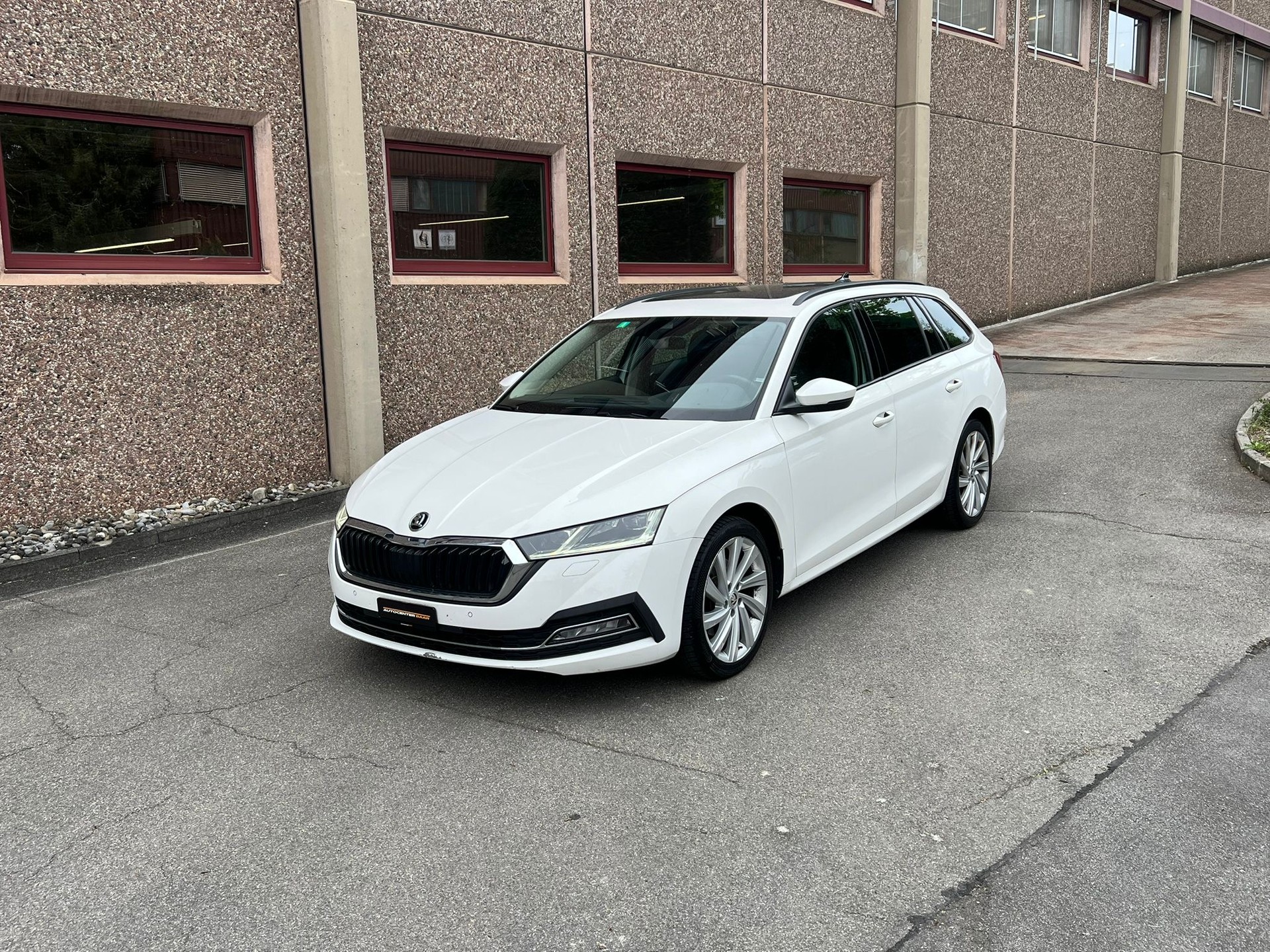 SKODA Octavia Combi 2.0 TDI DSG Style 4x4-image-0