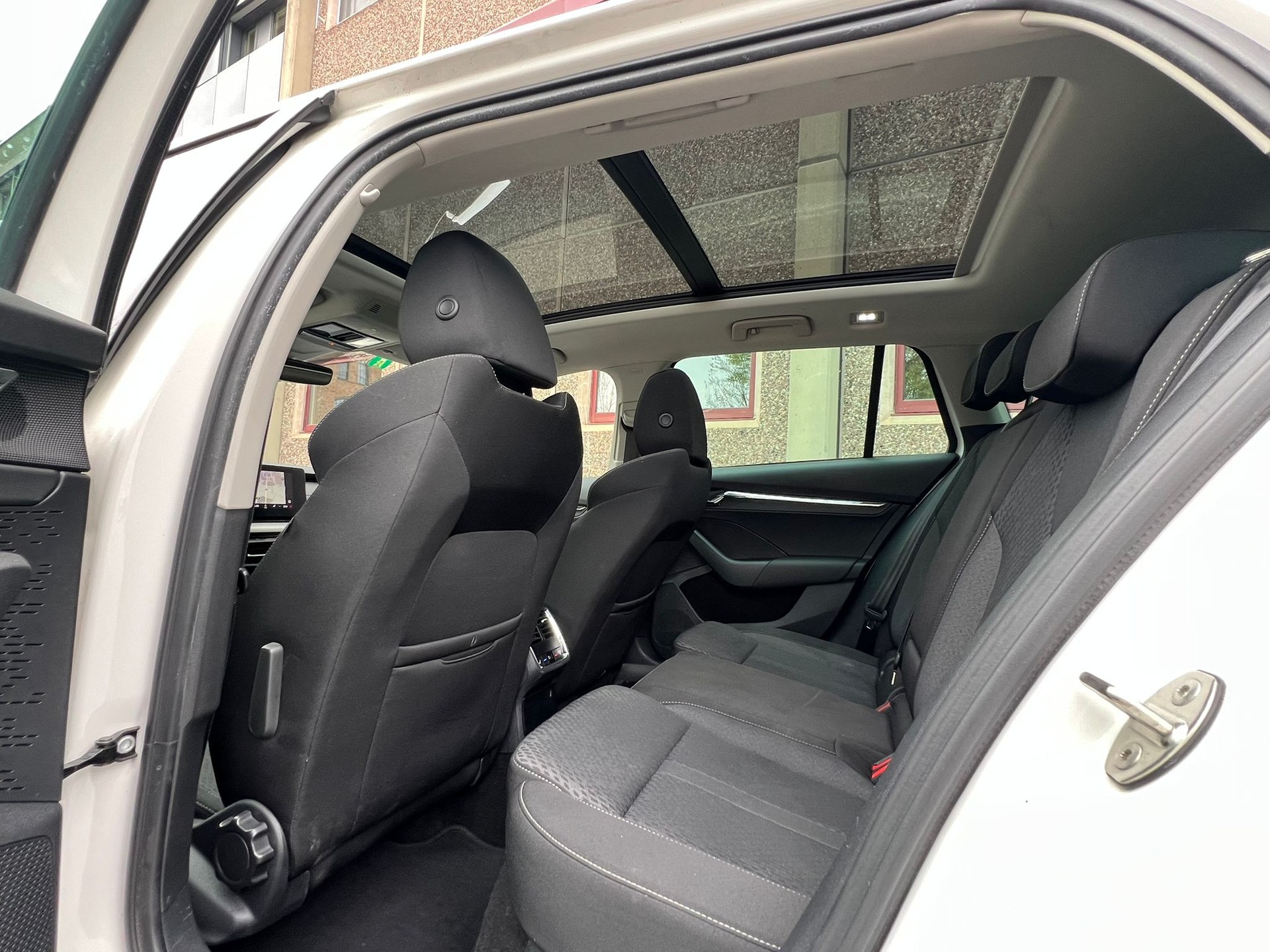 SKODA Octavia Combi 2.0 TDI DSG Style 4x4-image-9