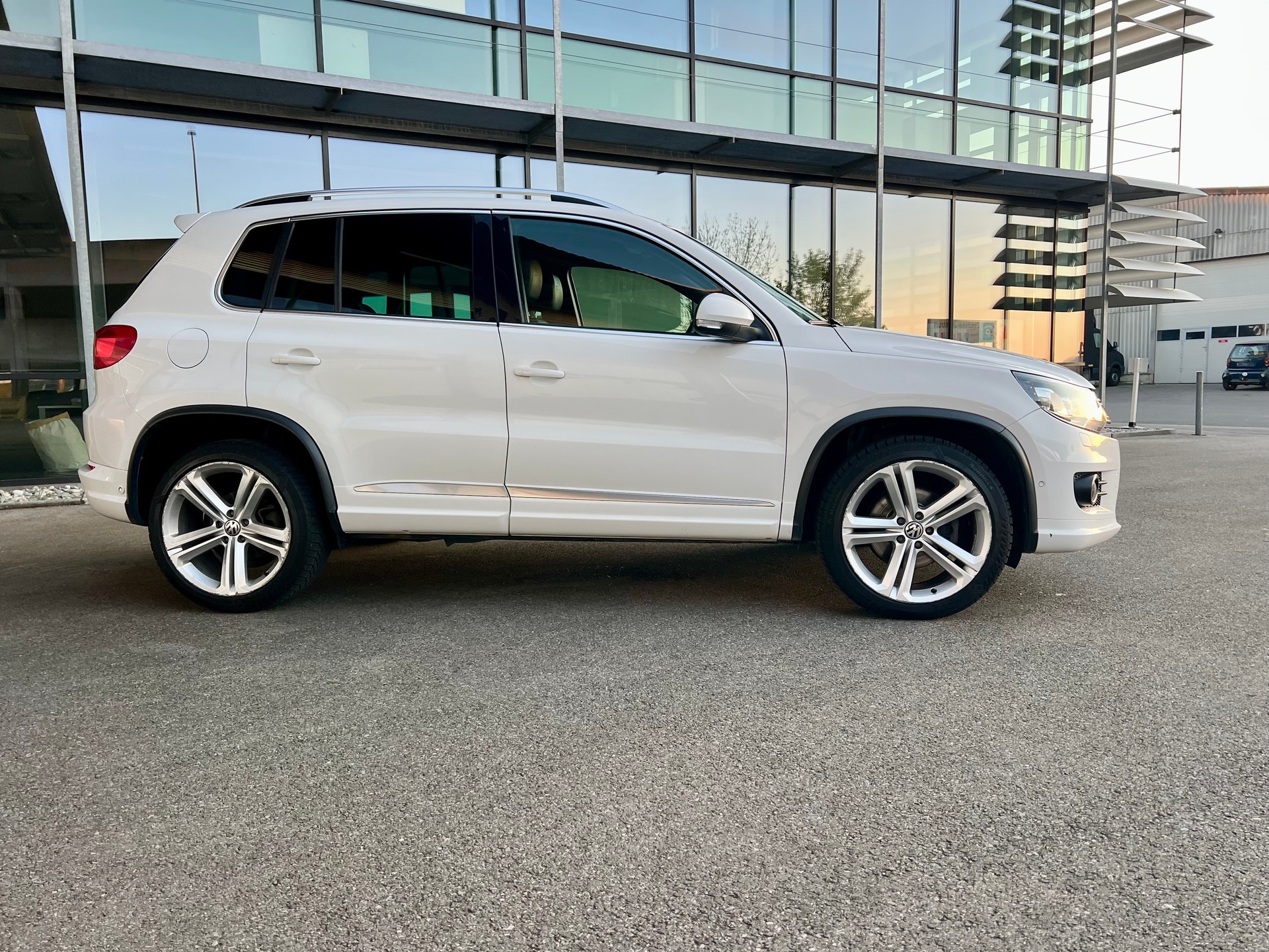 VW Tiguan 2.0 TDI BMT R-Line Design 4Motion DSG-image-1