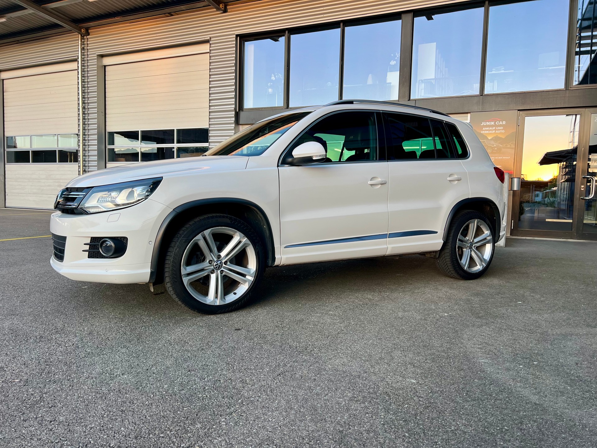 VW Tiguan 2.0 TDI BMT R-Line Design 4Motion DSG-image-2
