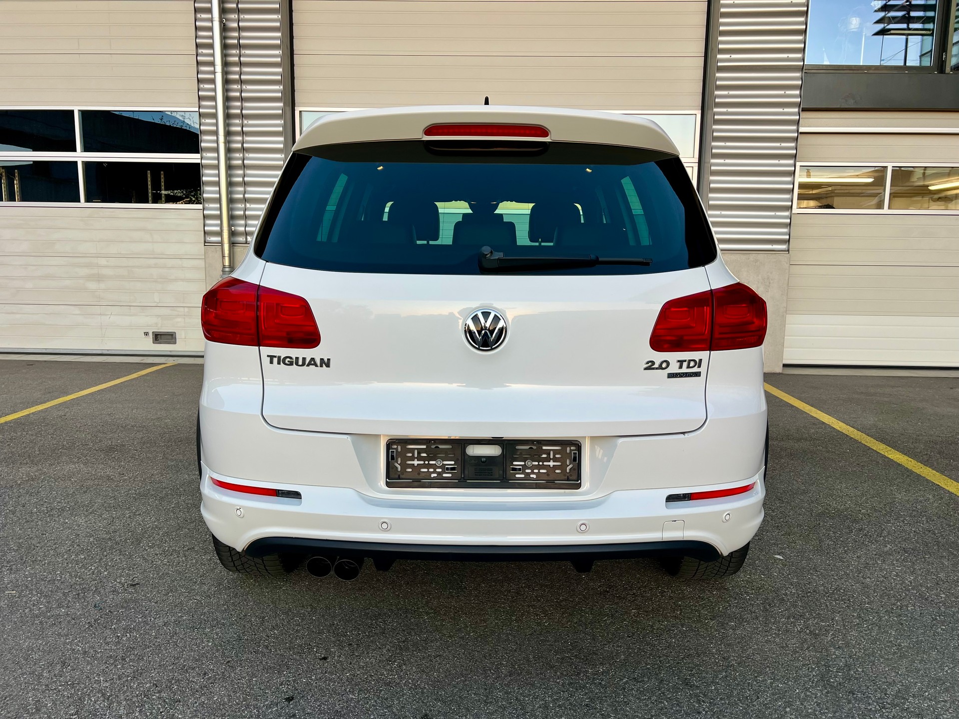VW Tiguan 2.0 TDI BMT R-Line Design 4Motion DSG-image-5