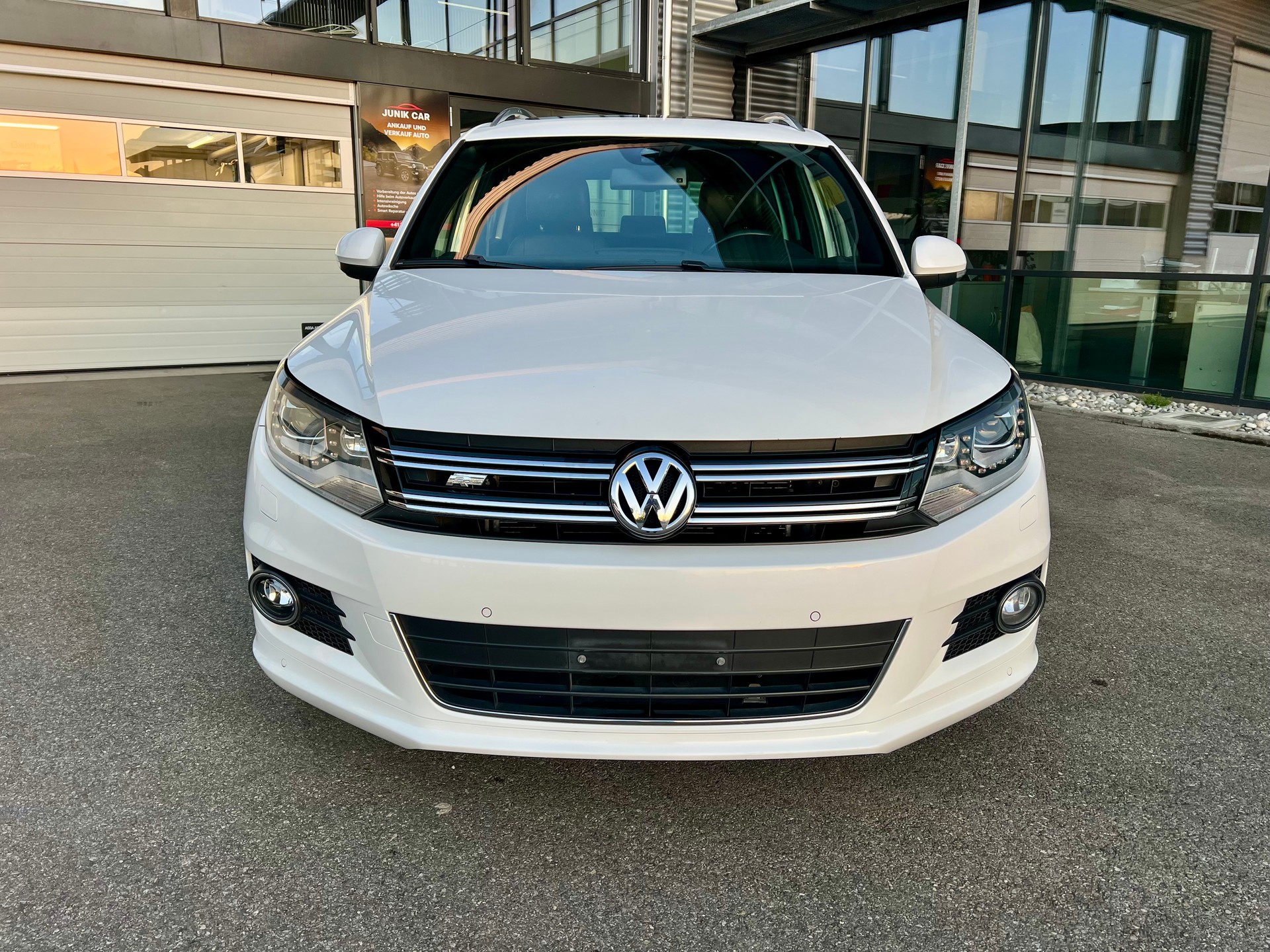 VW Tiguan 2.0 TDI BMT R-Line Design 4Motion DSG-image-4