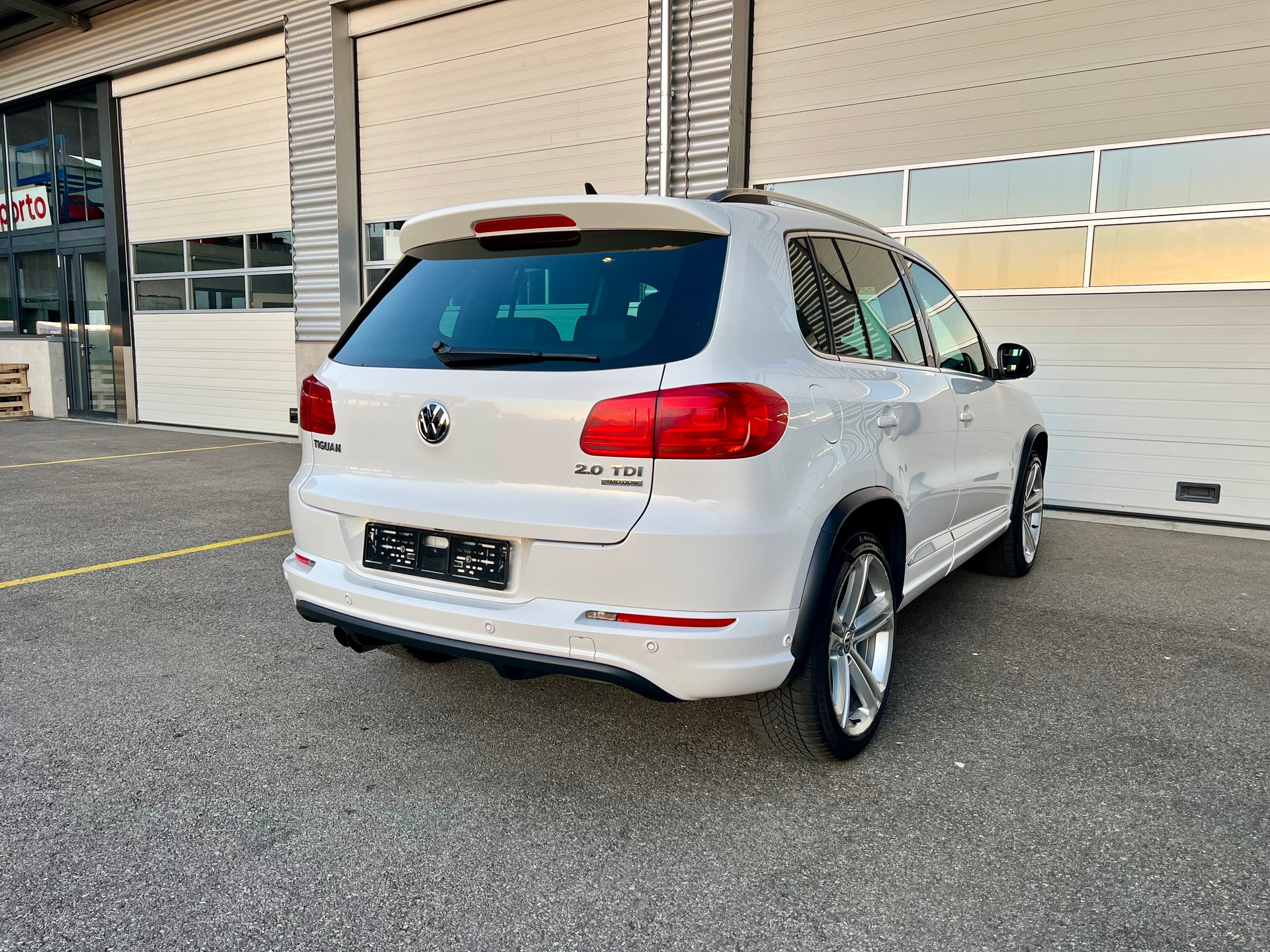 VW Tiguan 2.0 TDI BMT R-Line Design 4Motion DSG-image-6