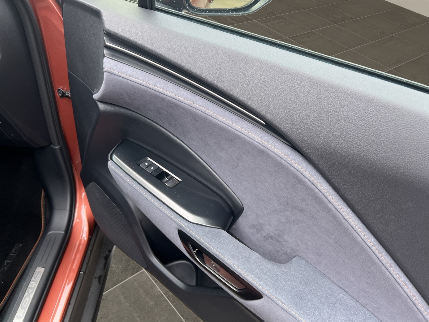 LEXUS LBX 1.5 Hybrid Cool AWD-image-17