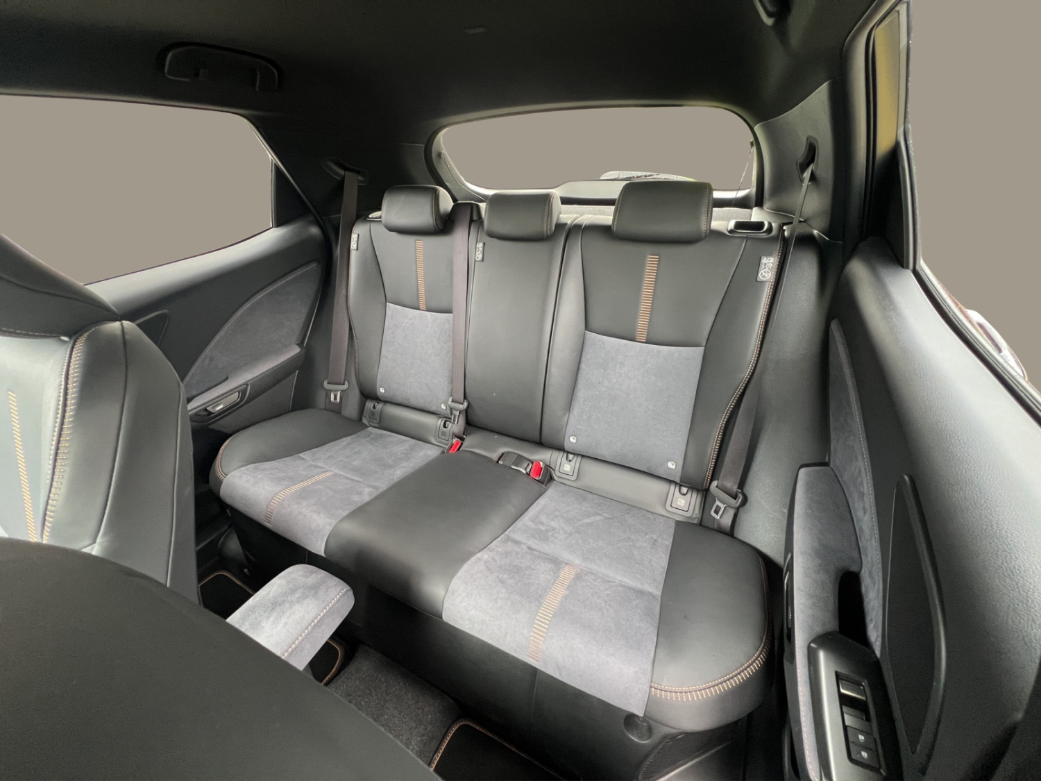 LEXUS LBX 1.5 Hybrid Cool AWD-image-19