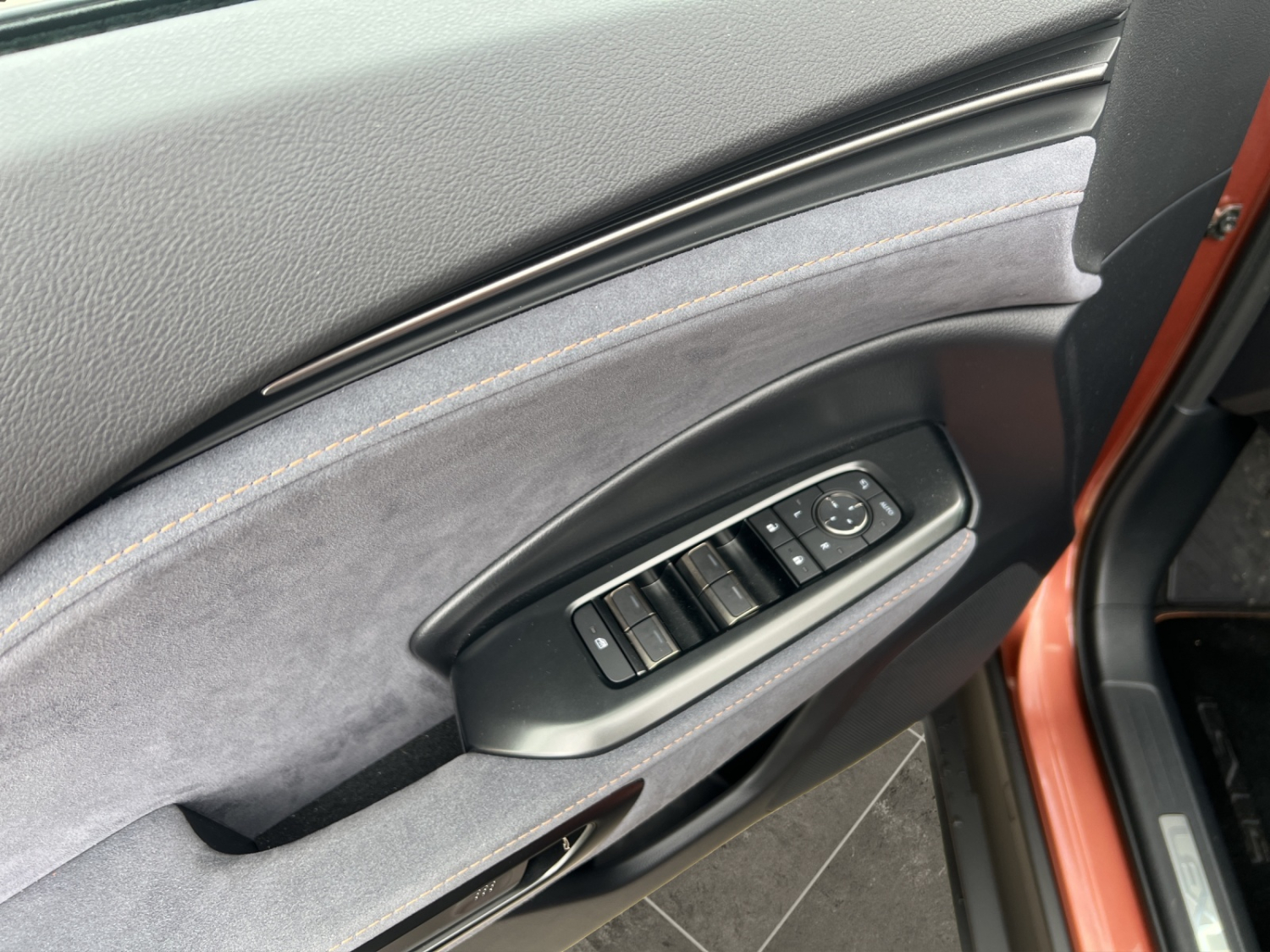 LEXUS LBX 1.5 Hybrid Cool AWD-image-18